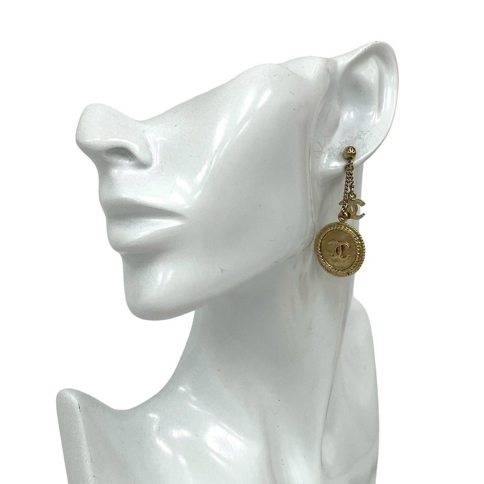 Chanel Stud Earrings Gold Plating: Chanel Stud Earrings Gold Plating Stud earrings in gold plating from Chanel feature a classic design. The gold plating has some traces of usage and minor scratches/dirt, indicating they have been worn