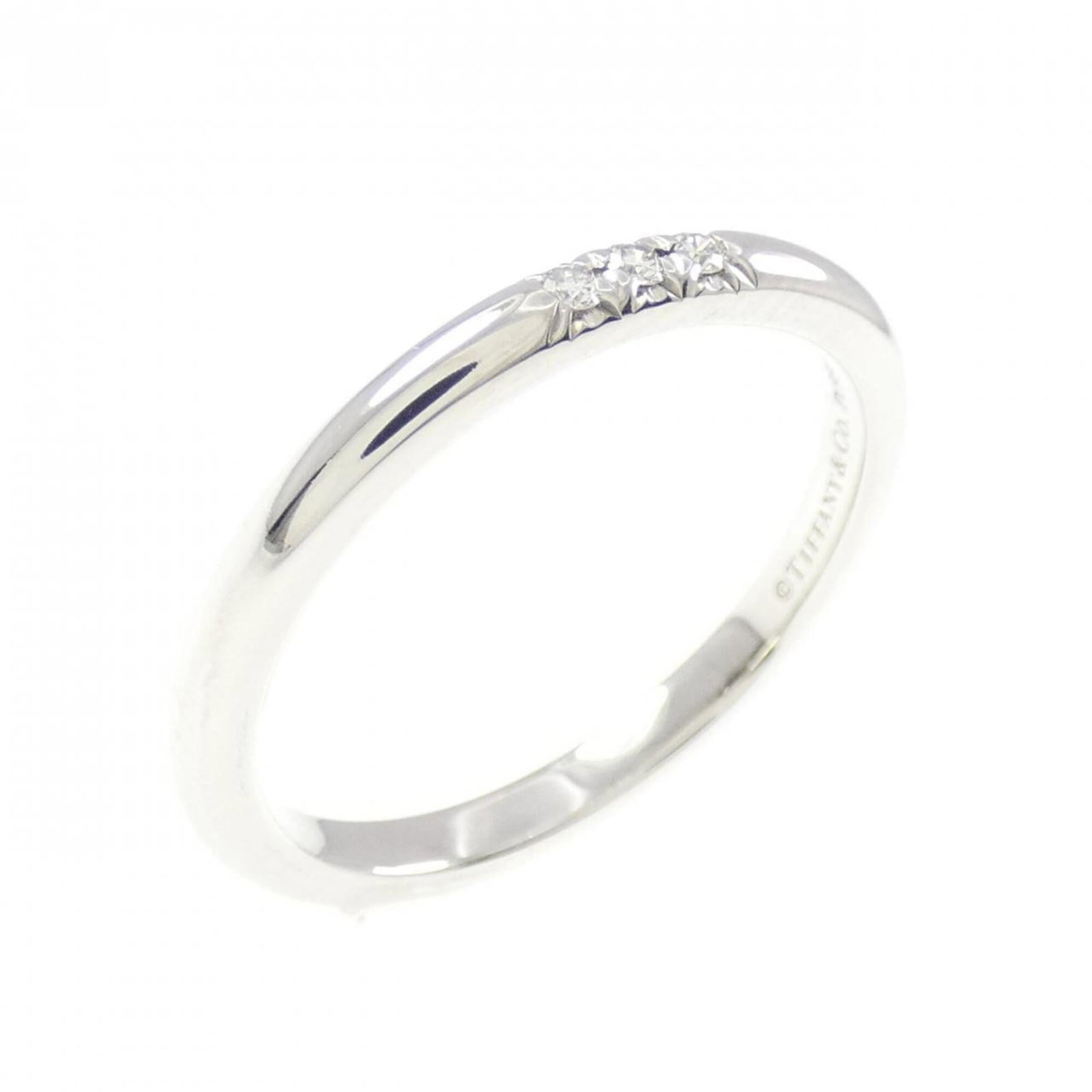Tiffany Band Ring Platinum 950: Tiffany Band Ring Platinum 950 Platinum 950 Tiffany band ring features a diamond stone and is made from high-quality platinum. This used, like-new condition ring has hardly any traces of usage, making