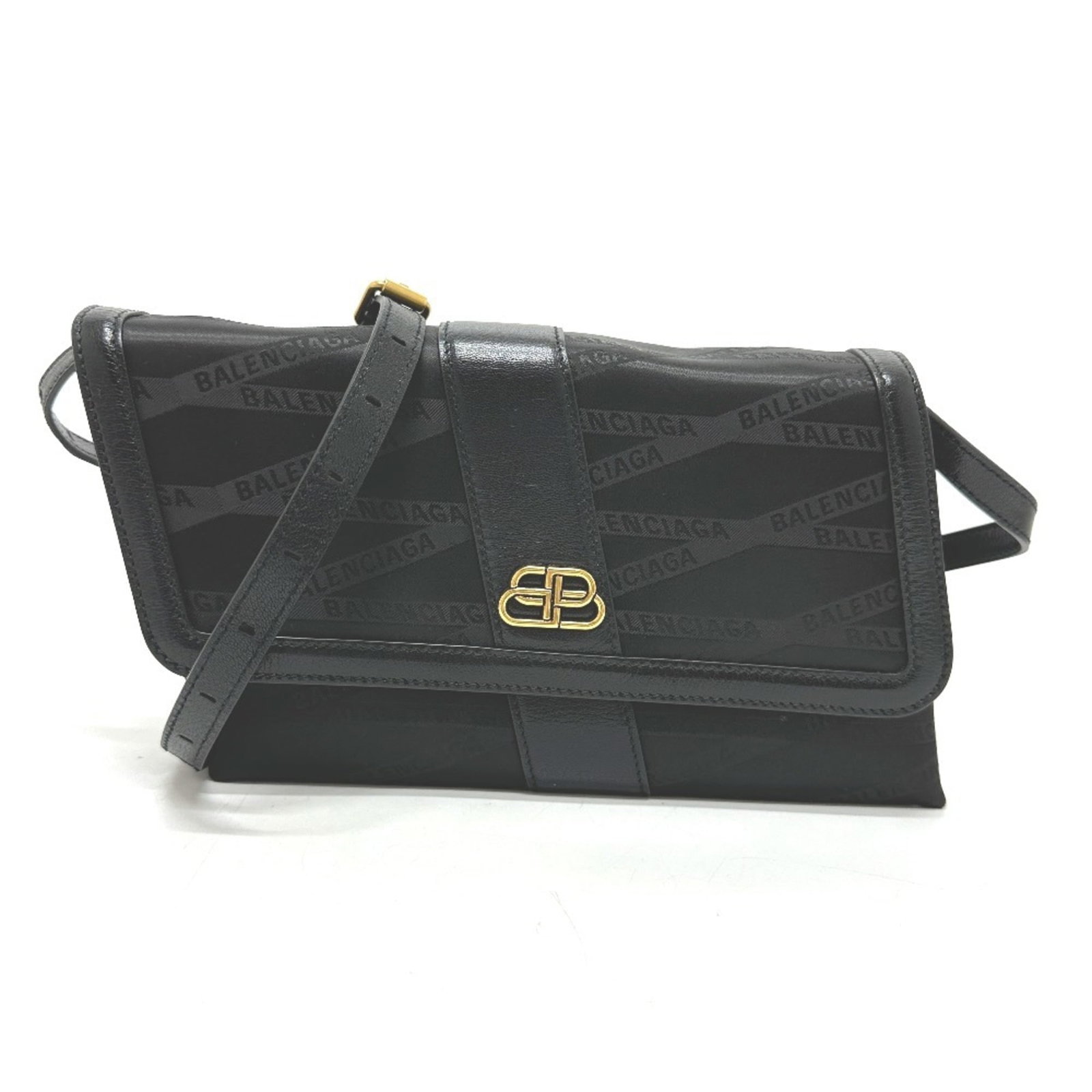 Balenciaga Shoulder Bag Nylon Leather: Balenciaga Shoulder Bag Nylon Leather The Balenciaga Shoulder Bag Nylon Leather features a striking combination of nylon and leather materials, with a sleek black design. Measuring 15.5cm x 25cm x 4cm