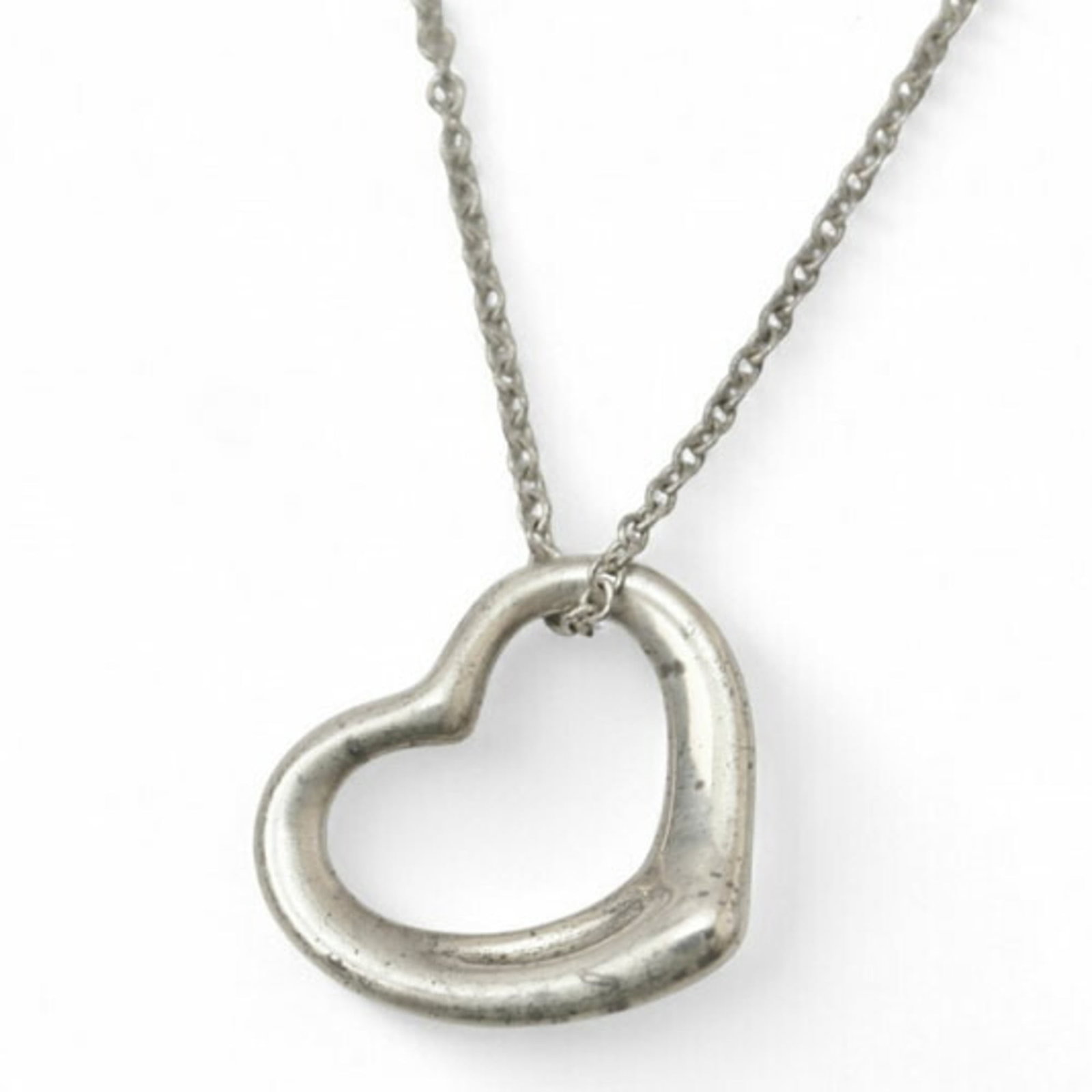 Tiffany & Co. Elsa Peretti Heart Pendant In Silver 1.5Cm Wide: Tiffany & Co. Elsa Peretti Heart Pendant In Silver 1.5Cm Wide Tiffany & Co.'s Elsa Peretti Heart Pendant in silver is a timeless and elegant accessory. This 1.5cm wide pendant features a classic heart