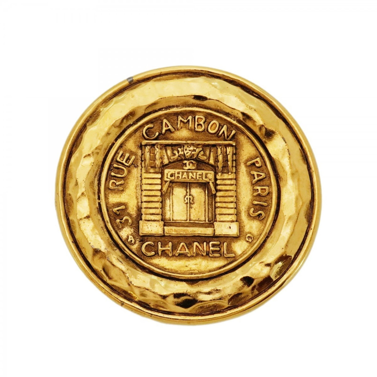 Chanel Brooch Gold Plating: Chanel Brooch Gold Plating Gold-plated Chanel brooch with a classic design, measuring 5.27cm x 5.27cm in size. The item exhibits traces of usage and minor scratches/dirt, indicating its used condition