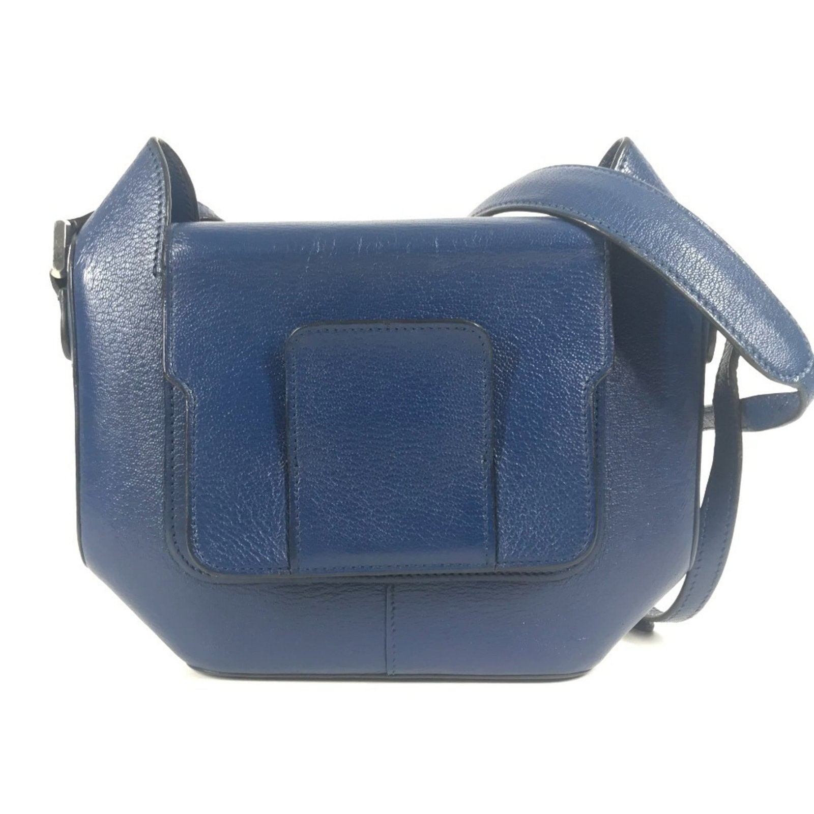 Hermes Pochette Shoulder Bag Epsom Leather: Hermes Pochette Shoulder Bag Epsom Leather The Epsom Leather Pochette Shoulder Bag from Hermes boasts its iconic design with a touch of worn elegance. With its distinctive blue hue and subtle scratche