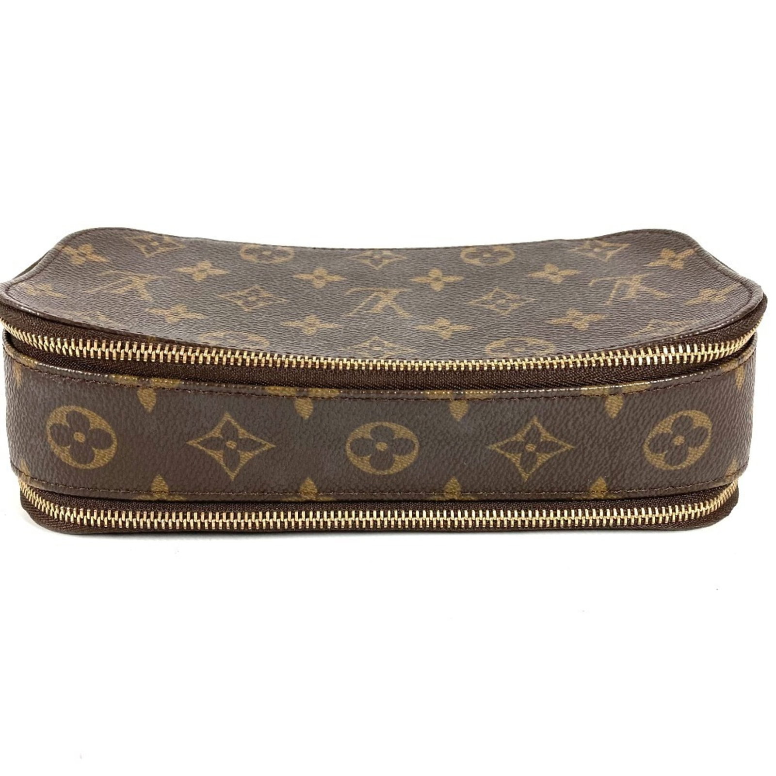Louis Vuitton Pouch Wash Bag Monogram: Louis Vuitton Pouch Wash Bag Monogram The Louis Vuitton Pouch Wash Bag Monogram boasts its iconic brown monogram pattern, adding a touch of timeless elegance to any travel routine. Measuring 6cm x 21.