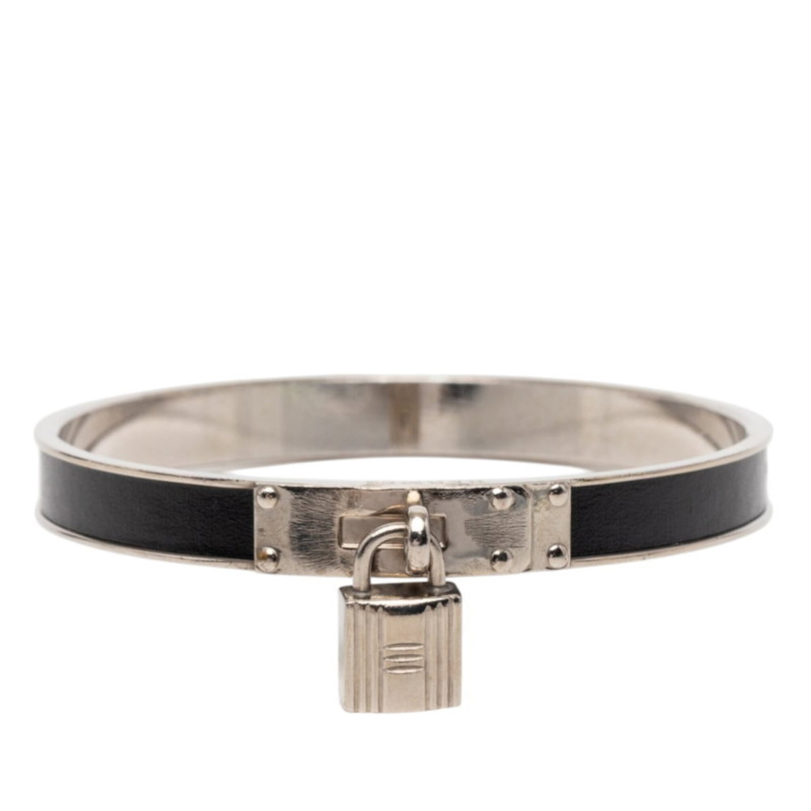 Hermes Charm Bracelet Metal: Hermes Charm Bracelet Metal The Hermes Charm Bracelet Metal features a sleek black and silver design. With its 19cm length, this charm bracelet is suitable for everyday wear. Traces of usage are visib