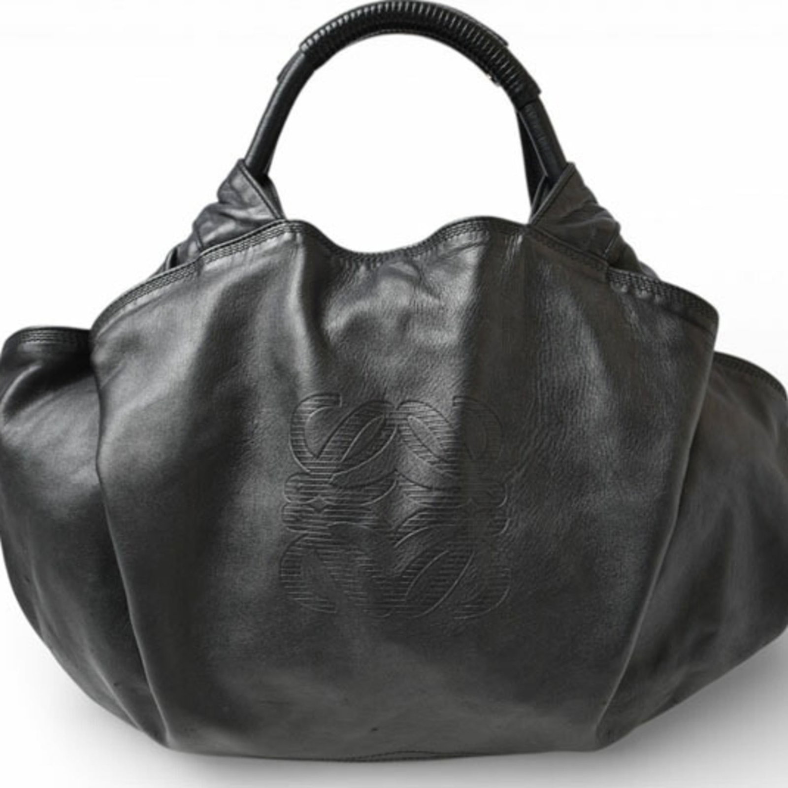 Loewe Handbag Tote Bag Leather: Loewe Handbag Tote Bag Leather The Loewe Handbag Tote Bag Leather is a stylish and versatile accessory in excellent condition. With its sleek black leather exterior and sturdy dimensions, this tote ba