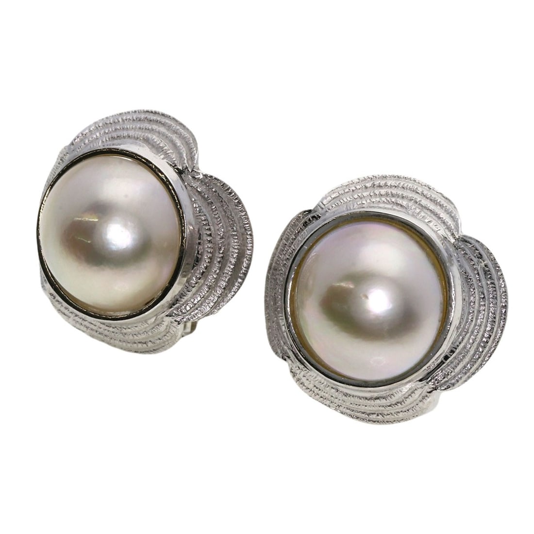 Flower motif mabe pearl earring gold K14 white: Flower motif mabe pearl earring gold K14 white K14 white gold provides a luxurious backdrop for this stunning flower motif mabe pearl earring. The intricate design showcases the beauty of the pearl, w