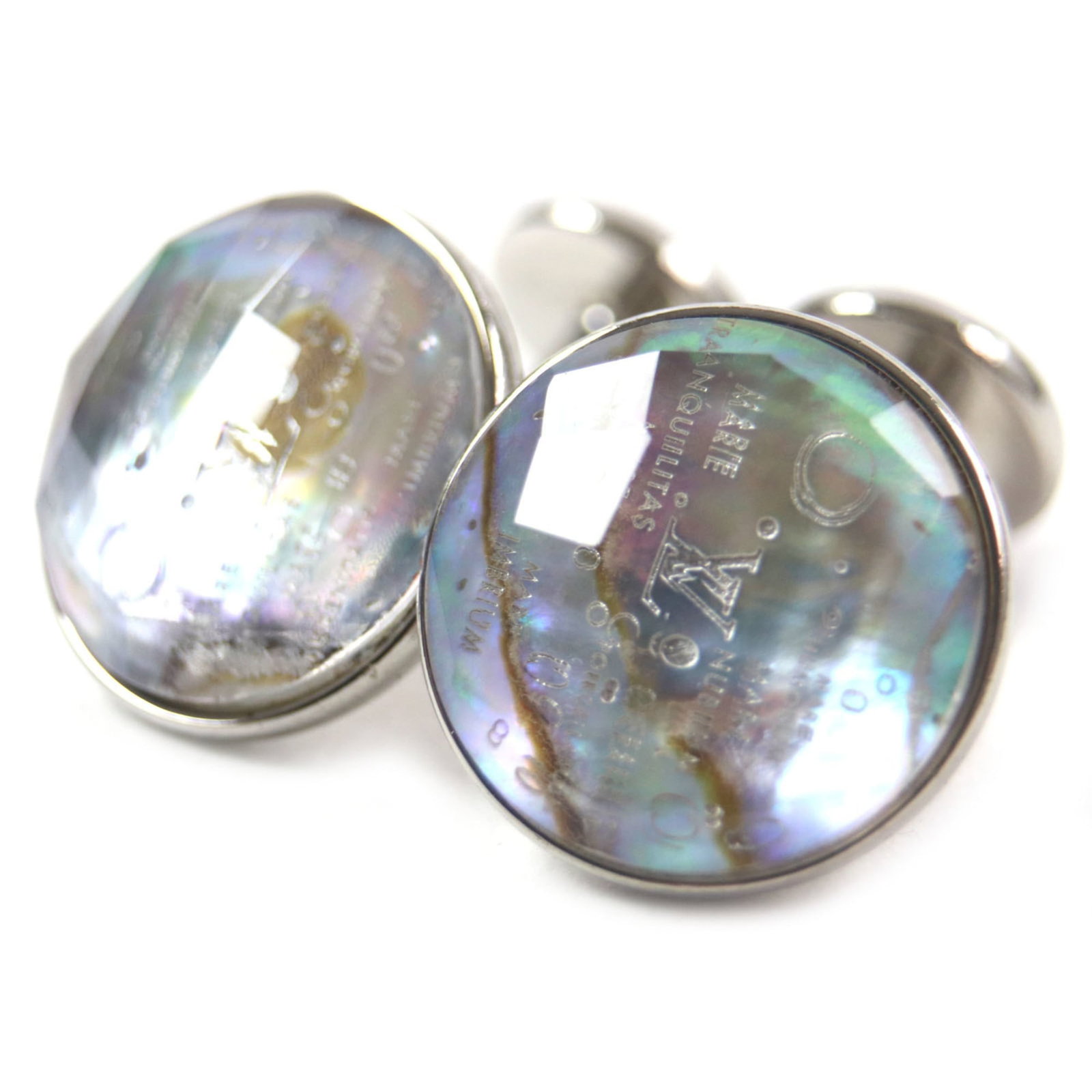 Louis Vuitton Stud/Button: Louis Vuitton Stud/Button Silver Louis Vuitton stud/button with a classic design, measuring 16.00mm x 16.00mm in size, bearing a few traces of usage and minor scratches/dirt. This used item is in very