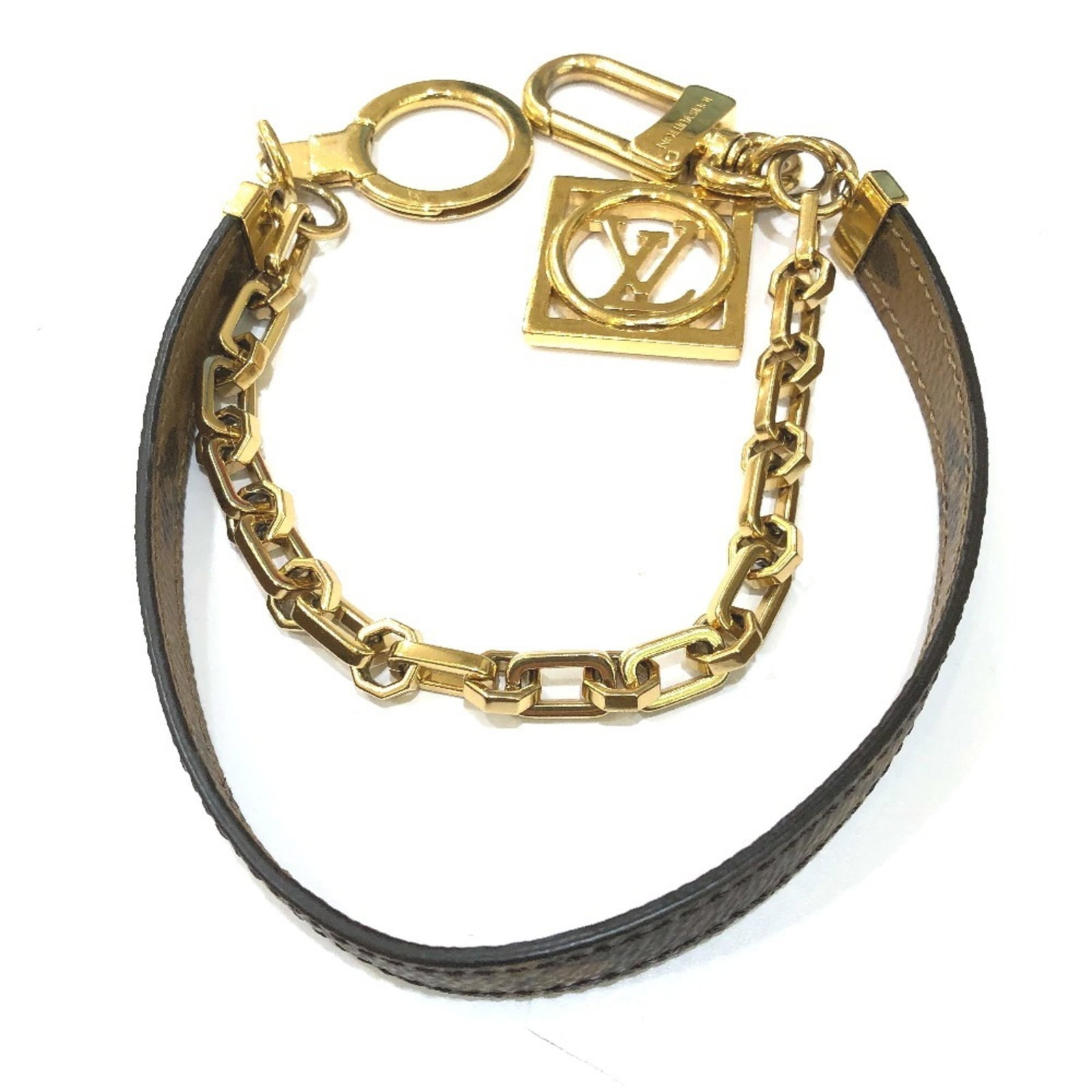 Louis Vuitton Keyring Monogram Reverse: Louis Vuitton Keyring Monogram Reverse This Louis Vuitton Keyring Monogram Reverse features the iconic brand's signature monogram pattern in reverse. Made from high-quality brown material, it measures