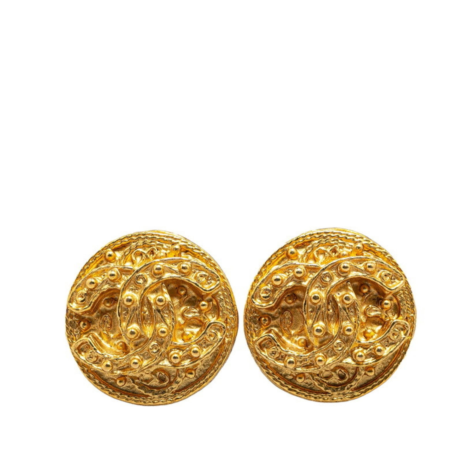 Chanel Clip Earrings: Chanel Clip Earrings Gold clip earrings from Chanel, measuring 25.10mm x 25.10mm in size, with traces of usage and minor scratches visible. The item is in good condition despite showing signs of wear.