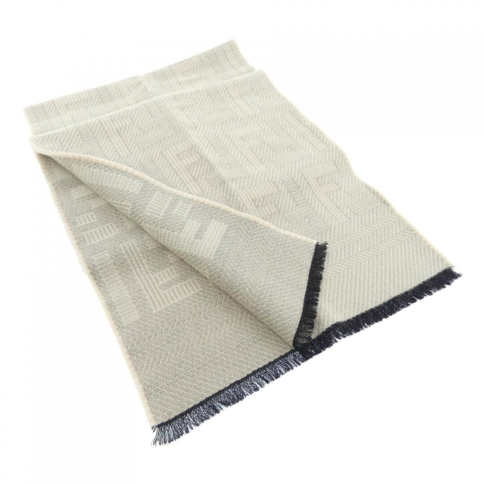 Fendi Stole: Fendi Stole This Fendi stole boasts a timeless beige hue and elegant dimensions, measuring 1.79m x 33.5cm. With its classic design and subtle wear, this piece remains in acceptable condition despite s