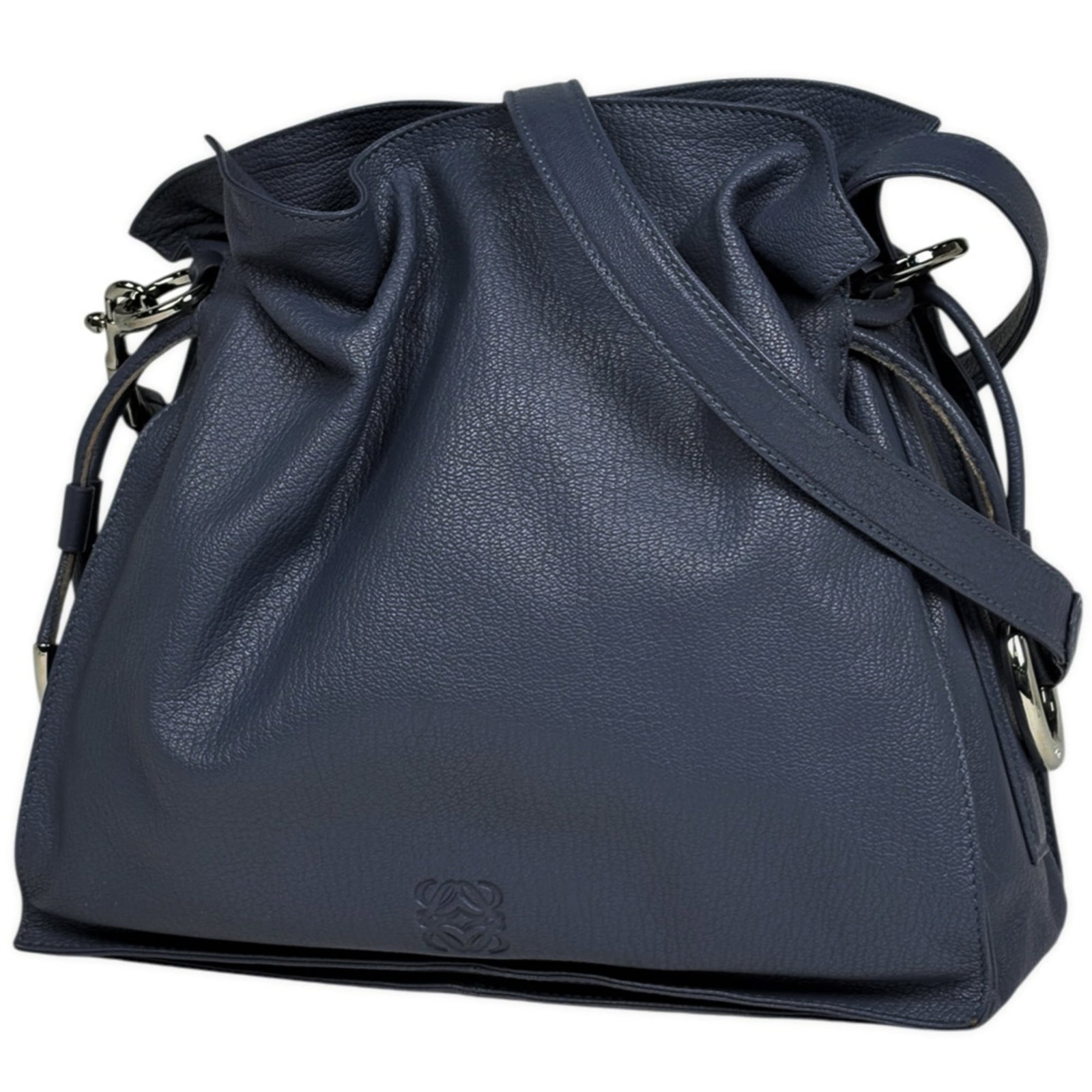 Loewe Shoulder Bag Leather: Loewe Shoulder Bag Leather This pre-owned Loewe shoulder bag features high-quality blue leather and measures 27cm x 28cm x 9cm. With its classic design and durable construction, this bag remains in ac