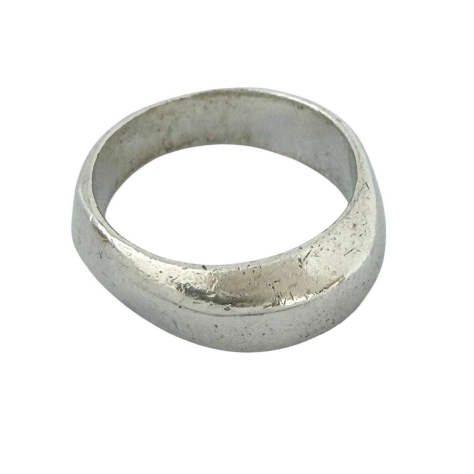 Tiffany Band Ring Silver 925: Tiffany Band Ring Silver 925 Silver 925 band ring from Tiffany features a timeless design. The used condition shows some traces of usage and minor scratches, adding to its worn-in charm. This classic 