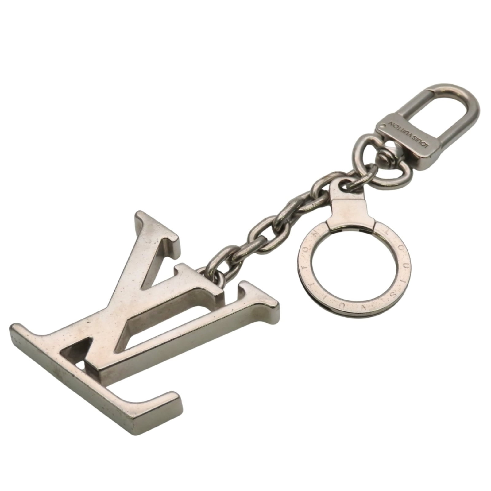 Louis Vuitton Keyring Metal: Louis Vuitton Keyring Metal This Louis Vuitton Keyring Metal features a sleek silver metal design with subtle scratches and signs of usage. Made from high-quality metal, its compact size makes it a co