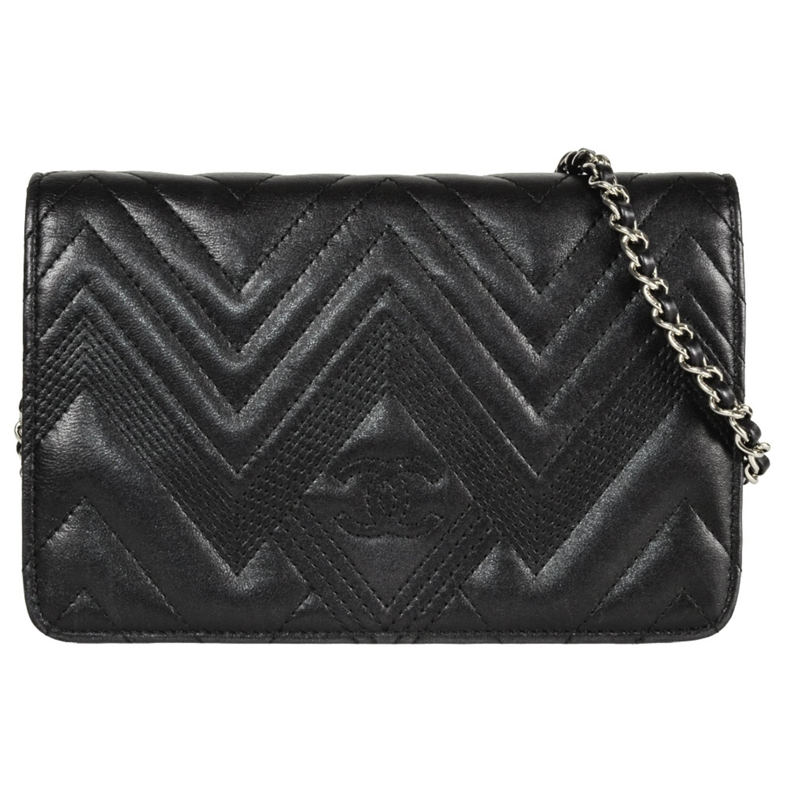 Chanel Chain/Shoulder Wallet Leather: Chanel Chain/Shoulder Wallet Leather Chain/Shoulder Wallet in Black Lambskin Leather. This used Chanel wallet features a classic chain design and measures 12.5cm x 19.5cm x 4cm. With traces of usage v