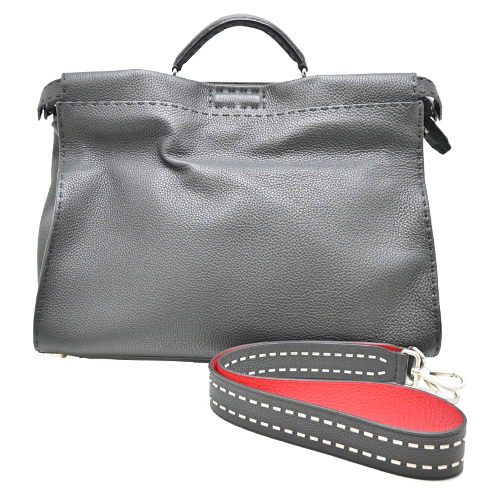 Fendi Handbag Shoulder Bag Leather: Fendi Handbag Shoulder Bag Leather Fendi Handbag Shoulder Bag Leather in Black. This used leather shoulder bag features a classic design with a size of 32cm x 40cm x 17cm and has traces of usage, scra