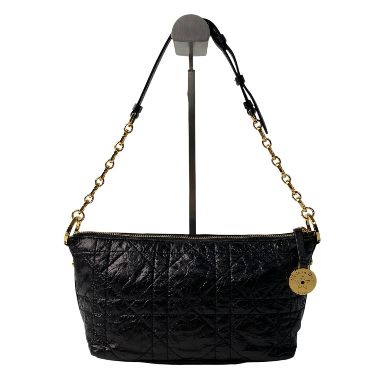 Christian Dior Shoulder Bag Leather: Christian Dior Shoulder Bag Leather This Christian Dior shoulder bag features high-quality leather in black, with a classic design and timeless appeal. Measuring 15cm x 25cm x 9cm, it has a sleek and 