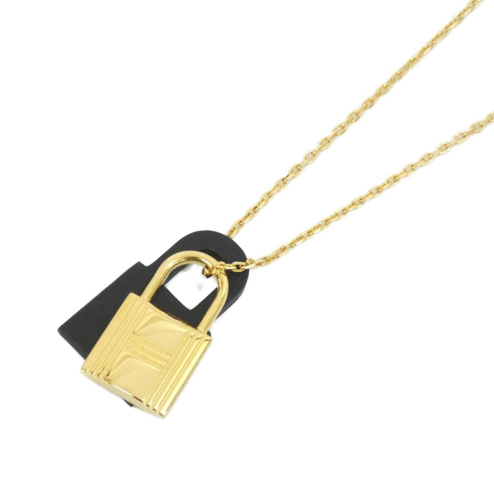 Hermes O'Kelly Pm 078852Cc Necklace: Hermes O'Kelly Pm 078852Cc Necklace The Hermes O'Kelly Pm 078852Cc Necklace boasts sleek black and gold Swift Leather construction, perfectly complemented by its 25mm x 14mm pendant. This versatile pi