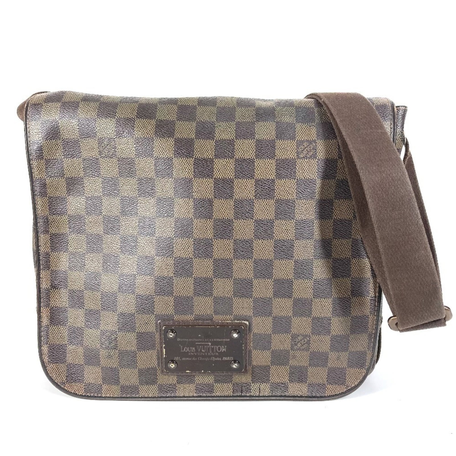 Louis Vuitton Messenger Bag Shoulder Bag Damier Canvas: Louis Vuitton Messenger Bag Shoulder Bag Damier Canvas Damier Canvas adds classic charm to this pre-owned Louis Vuitton Messenger Bag Shoulder Bag. The brown Ebene color and timeless design make it a 