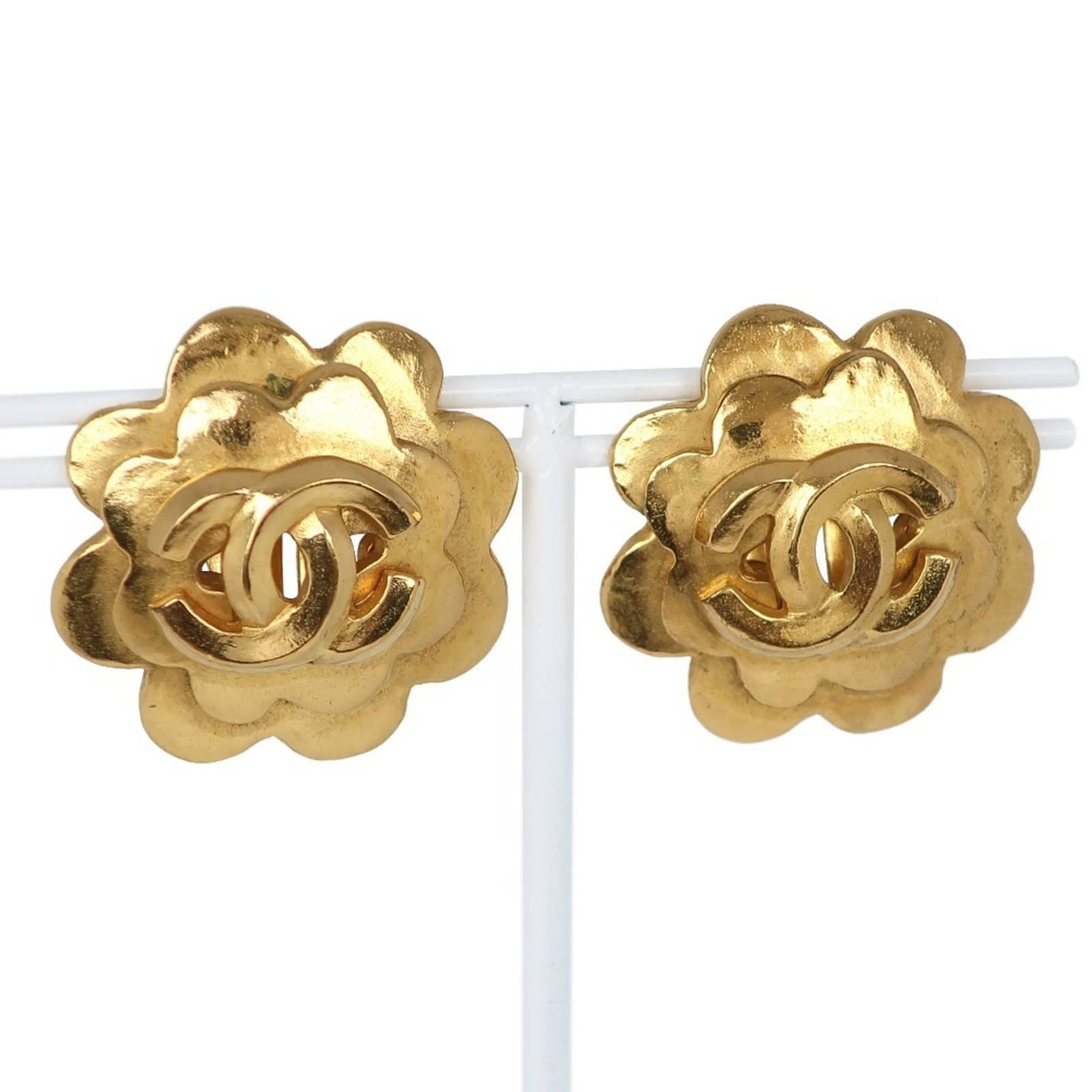 Chanel Stud Earrings Gold Plating: Chanel Stud Earrings Gold Plating Stud earrings from Chanel in gold plating, featuring a classic design with a subtle touch of luxury. The gold plating has some traces of usage and minor damages/dirt,