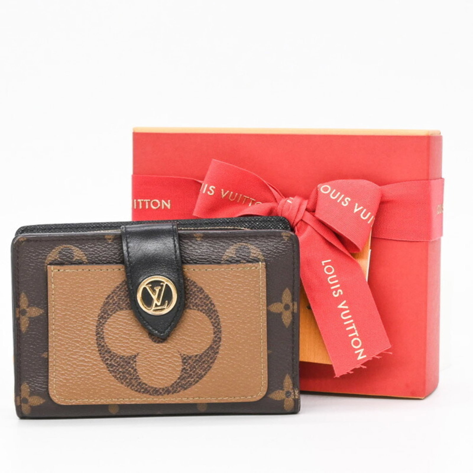 Louis Vuitton Wallet (Bi-Fold) Monogram: Louis Vuitton Wallet (Bi-Fold) Monogram Brown Monogram Louis Vuitton Bi-Fold Wallet in Mint Condition. This used bi-fold wallet features the iconic monogram pattern and boasts a compact size of 9cm x