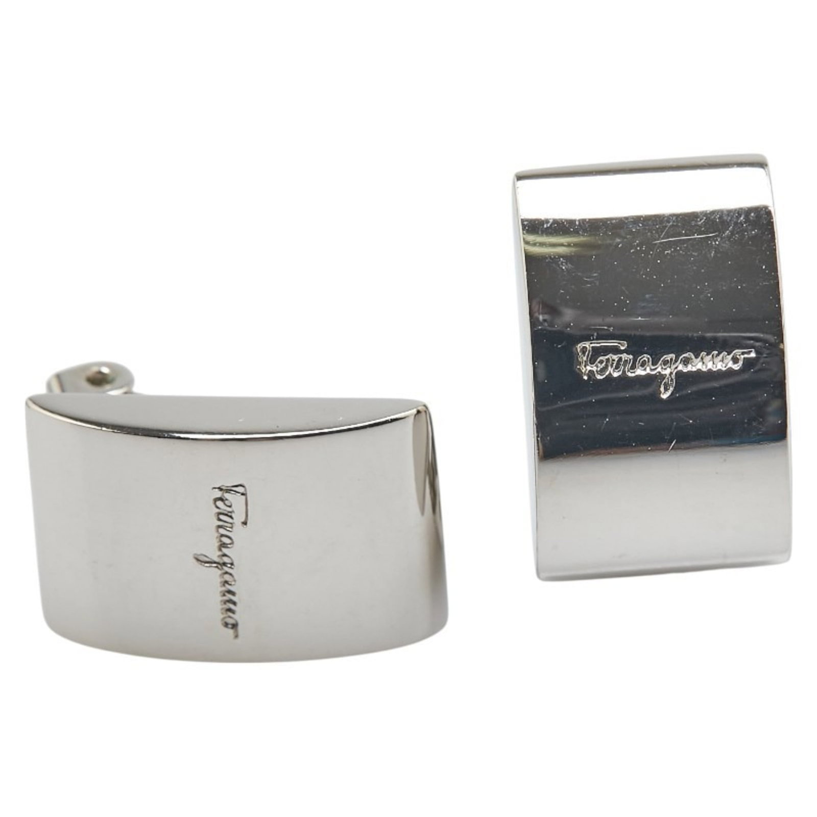 Salvatore Ferragamo Clip Earrings Metal: Salvatore Ferragamo Clip Earrings Metal Silver clip earrings from Salvatore Ferragamo, featuring metal construction with traces of usage and minor scratches. The earrings measure 19.40mm x 12.20mm in