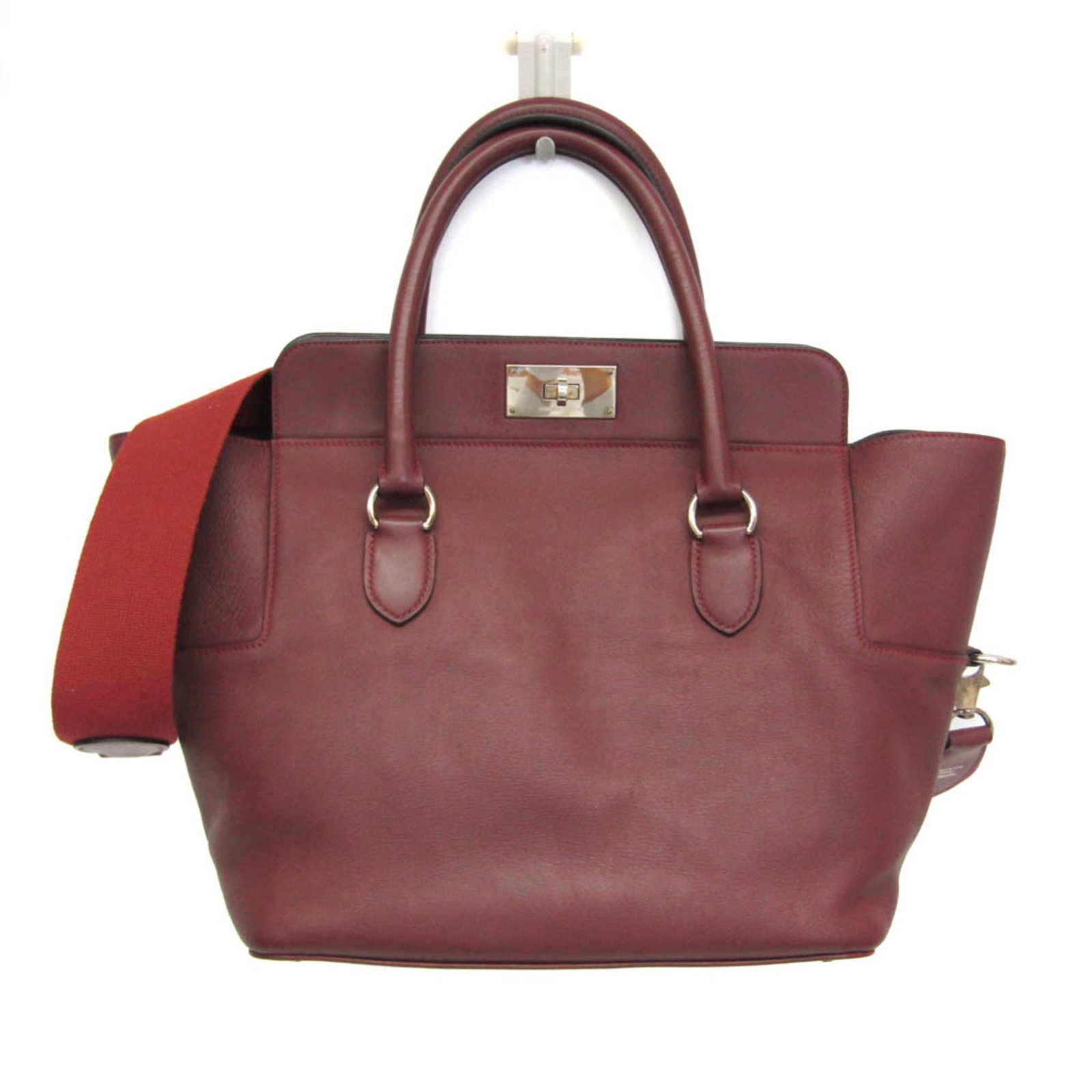Hermes Handbag Shoulder Bag Swift Leather: Hermes Handbag Shoulder Bag Swift Leather Swift Leather shoulder bag from iconic brand Hermes features a striking red-brown color and turn lock closure. This pre-owned handbag boasts an open pocket an