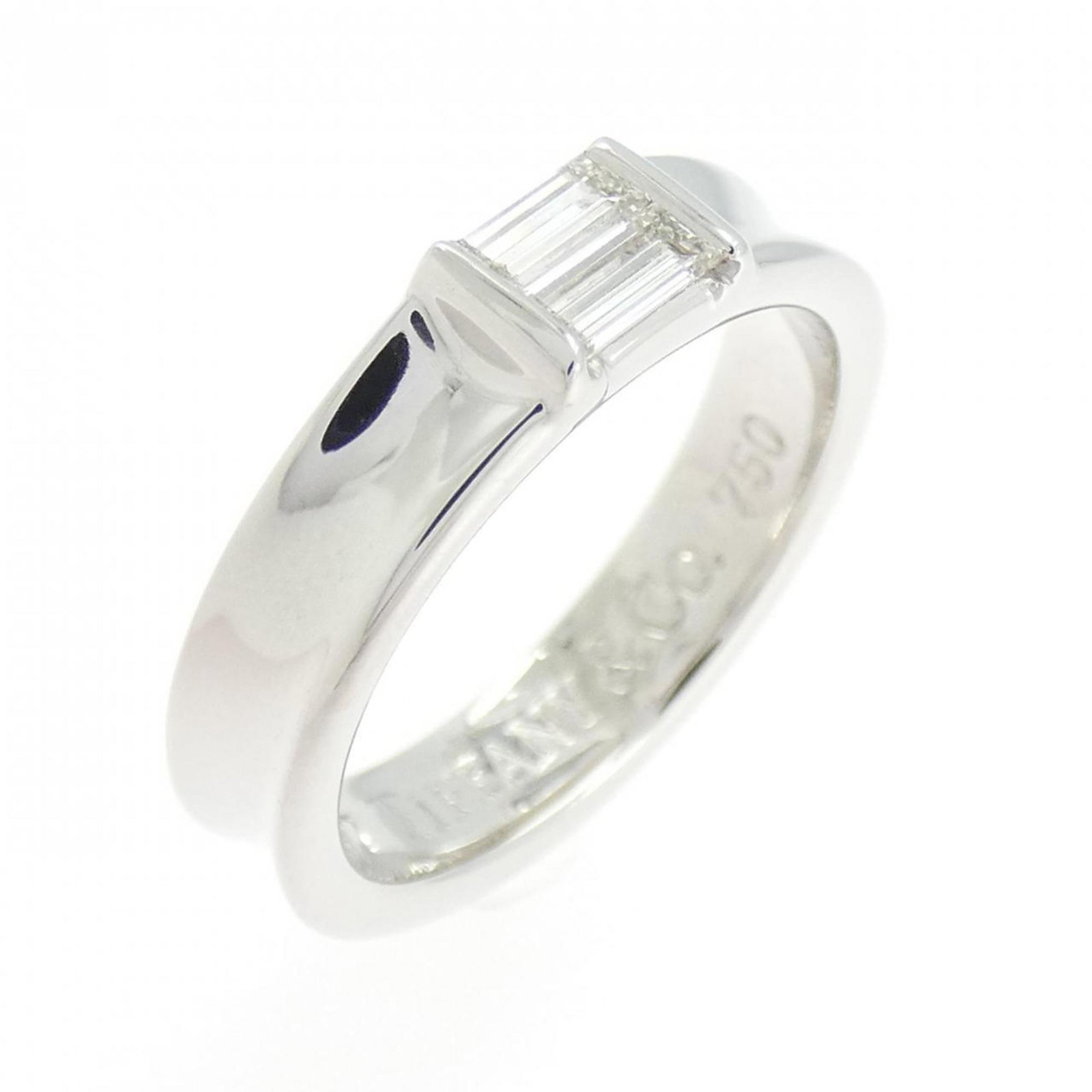 Tiffany Band Ring White Gold (18K): Tiffany Band Ring White Gold (18K) Tiffany Band Ring White Gold (18K) - A beautiful, used band ring in white gold (18K) with a diamond stone. This item has been refurbished to like new condition, with