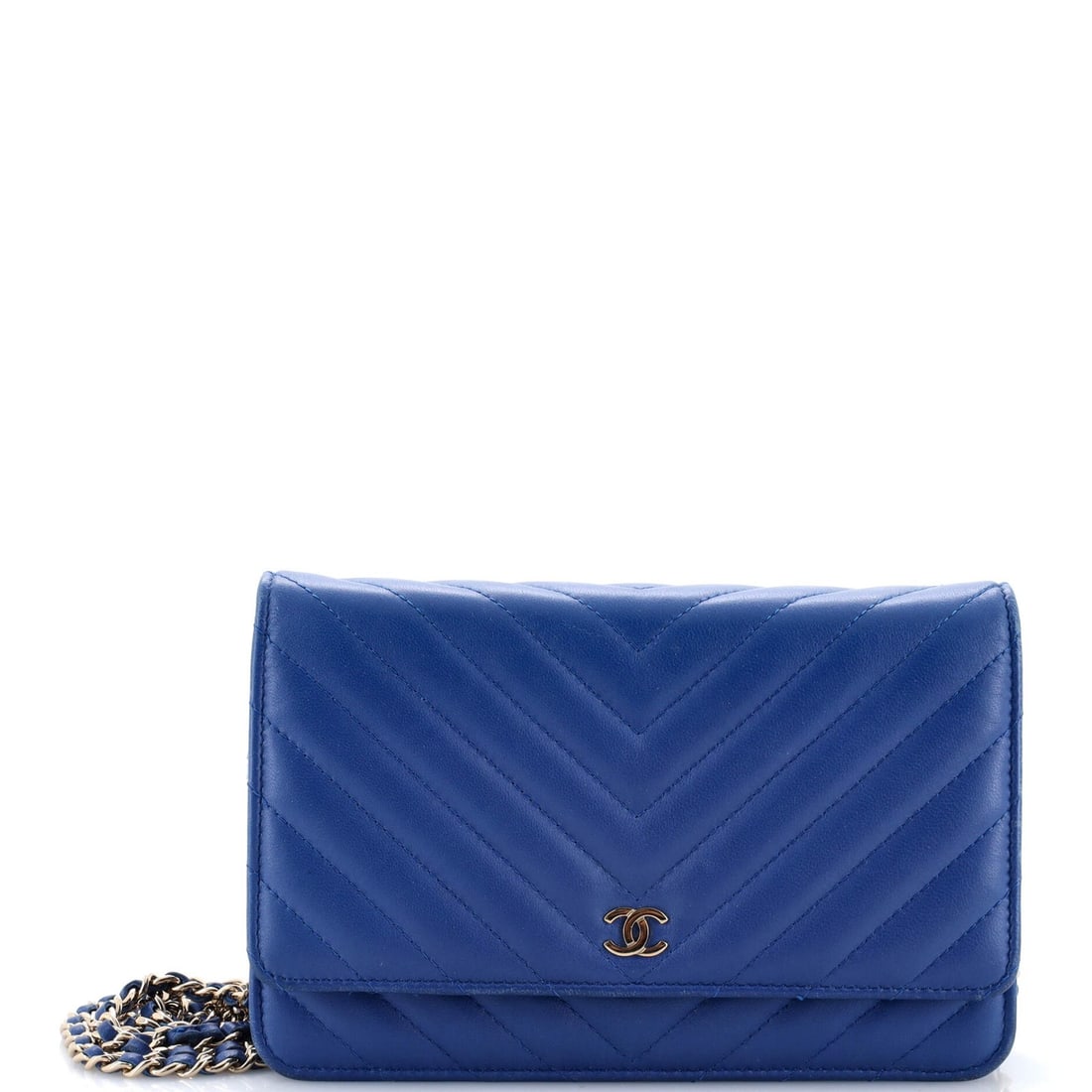 Lambskin Chevron Chain Wallet Chanel: Lambskin Chevron Chain Wallet Chanel The Lambskin Chevron Chain Wallet Chanel boasts a striking blue exterior with heavy edge wear and minor discoloration, giving it a unique, worn-in look. This styli