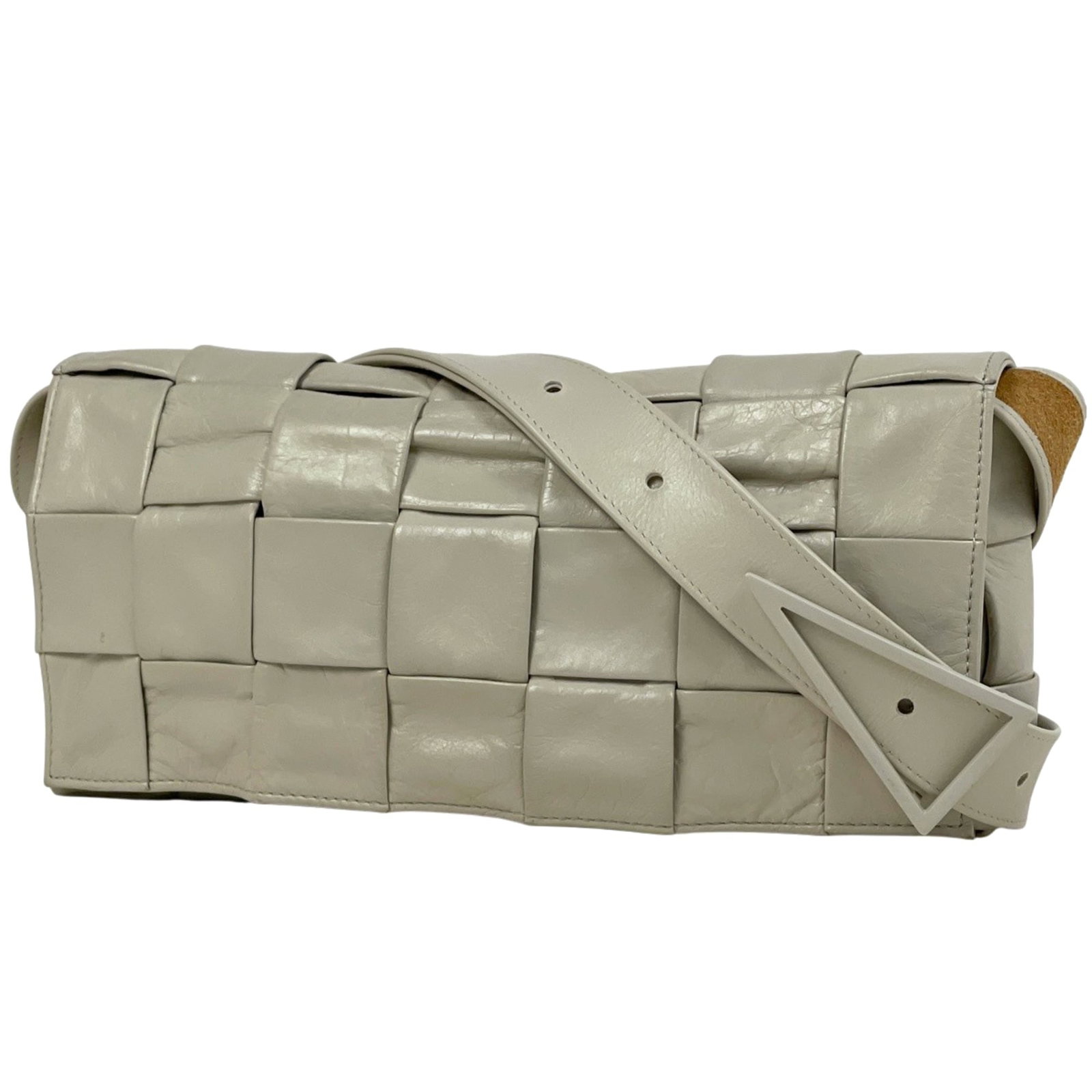 Bottega Veneta Shoulder Bag Leather: Bottega Veneta Shoulder Bag Leather This Bottega Veneta shoulder bag features high-quality white leather and a classic design. With its 13cm x 28cm x 5cm dimensions, it's perfect for everyday use. The