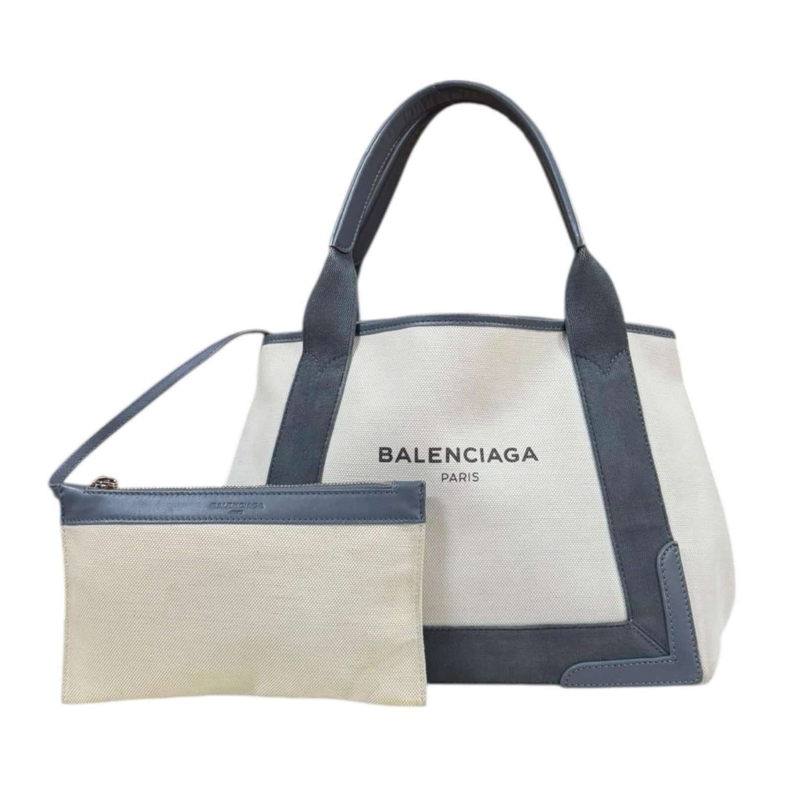Balenciaga Tote Bag Canvas Leather: Balenciaga Tote Bag Canvas Leather Canvas and leather combine in this Balenciaga tote bag, featuring a gray and white color scheme. Traces of usage are present, with some damages and dirt visible, mak