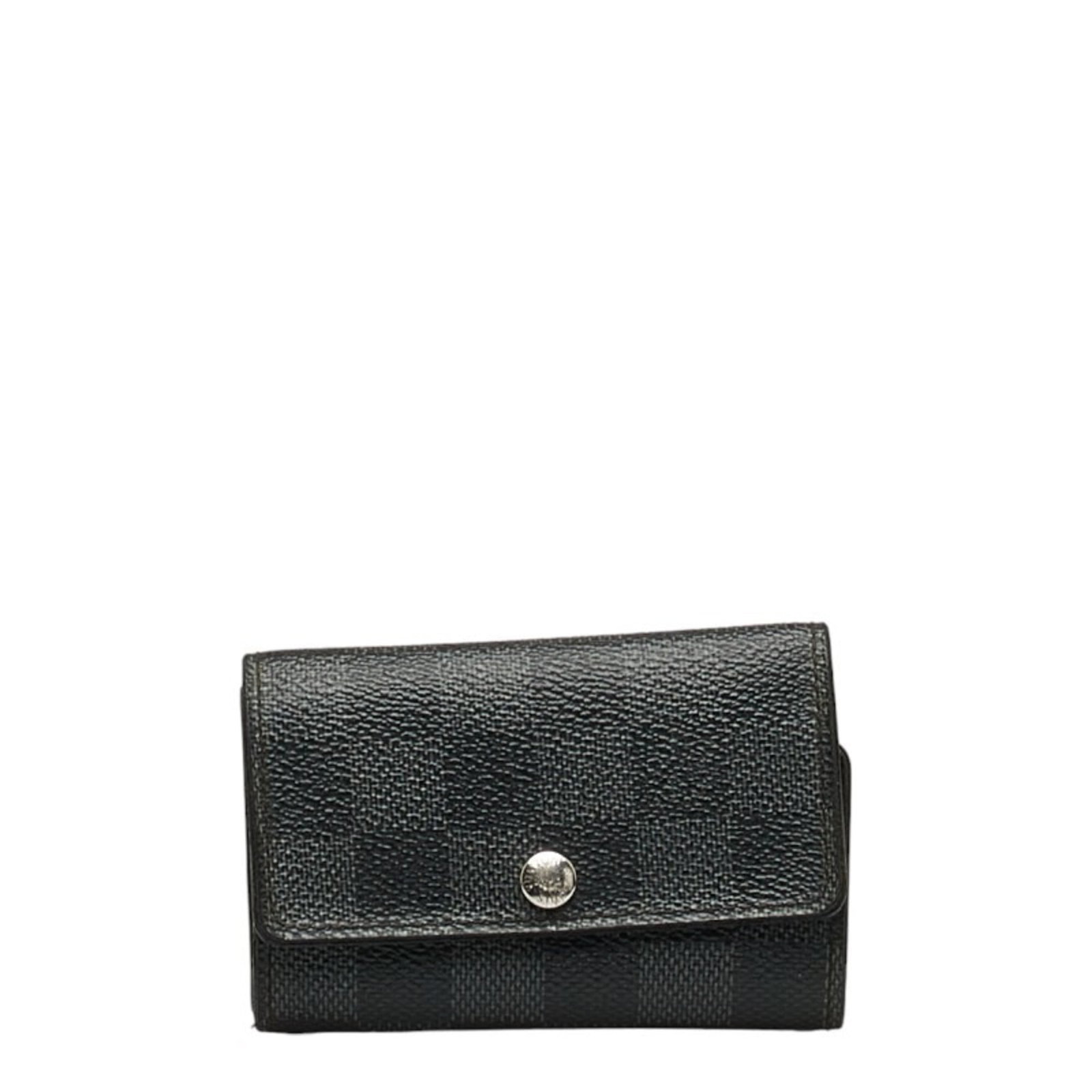Louis Vuitton Keycase Pvc Leather: Louis Vuitton Keycase Pvc Leather This Louis Vuitton Keycase Pvc Leather features a classic black design with traces of usage and minor damages. Made from a combination of pvc and leather materials, i