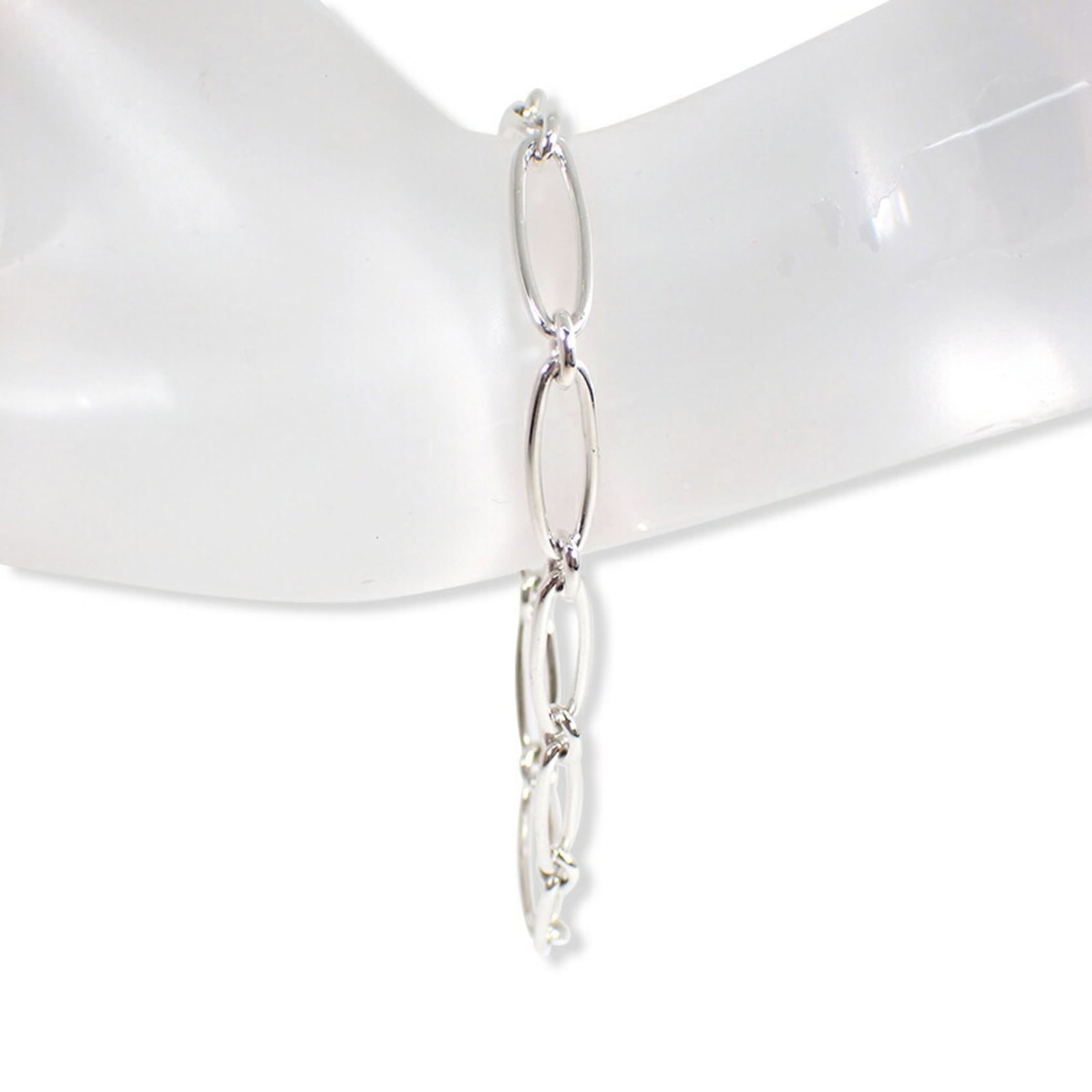 Tiffany Charm Bracelet Sterling Silver 925: Tiffany Charm Bracelet Sterling Silver 925 Sterling silver charm bracelet from Tiffany in excellent condition. The 18cm length features a few traces of usage, with minor scratches and dirt visible, bu
