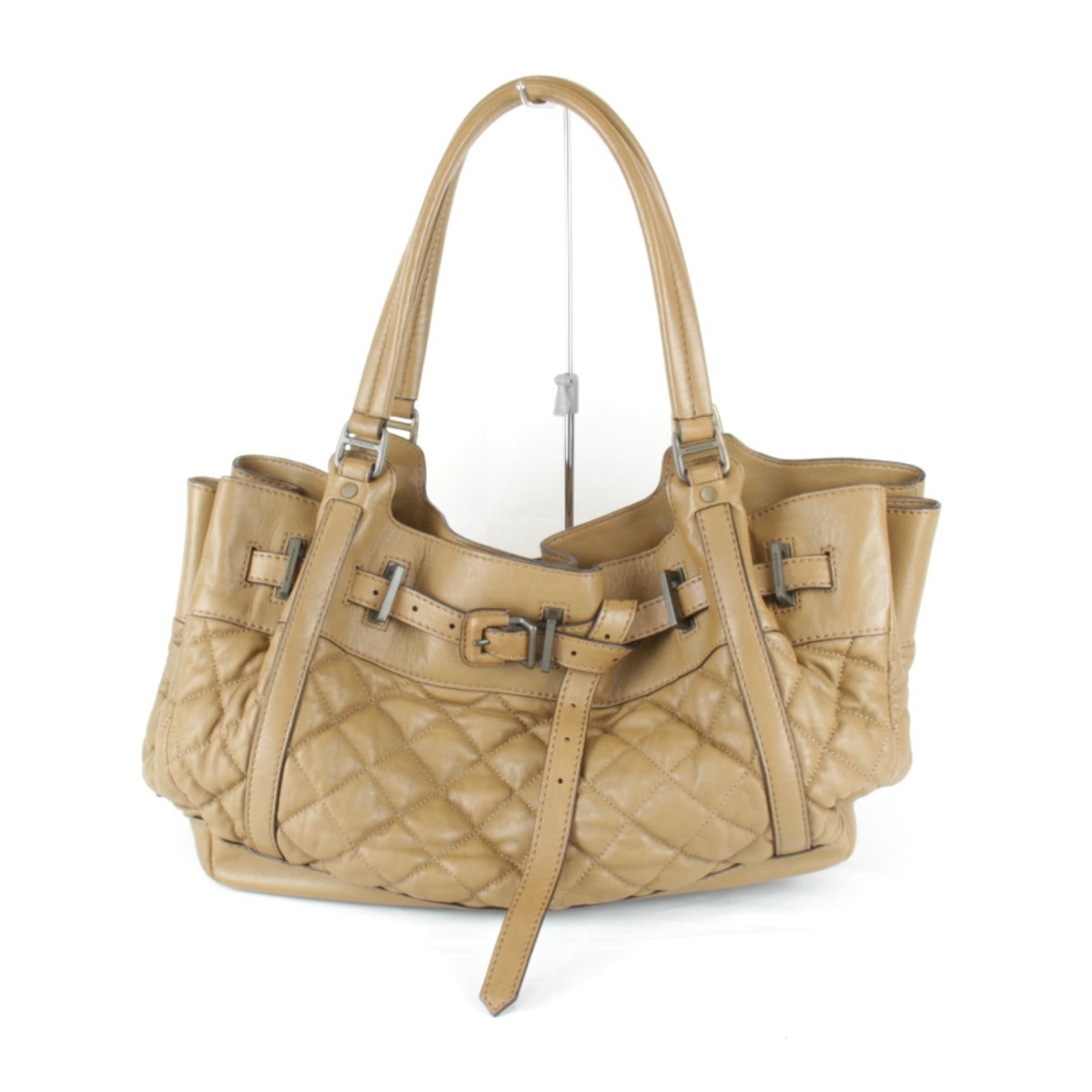 Burberry Tote Bag Leather: Burberry Tote Bag Leather Brown leather Burberry tote bag with a classic design. The bag has traces of usage and minor scratches/dirt, showing signs of general wear. Its brown color and timeless style