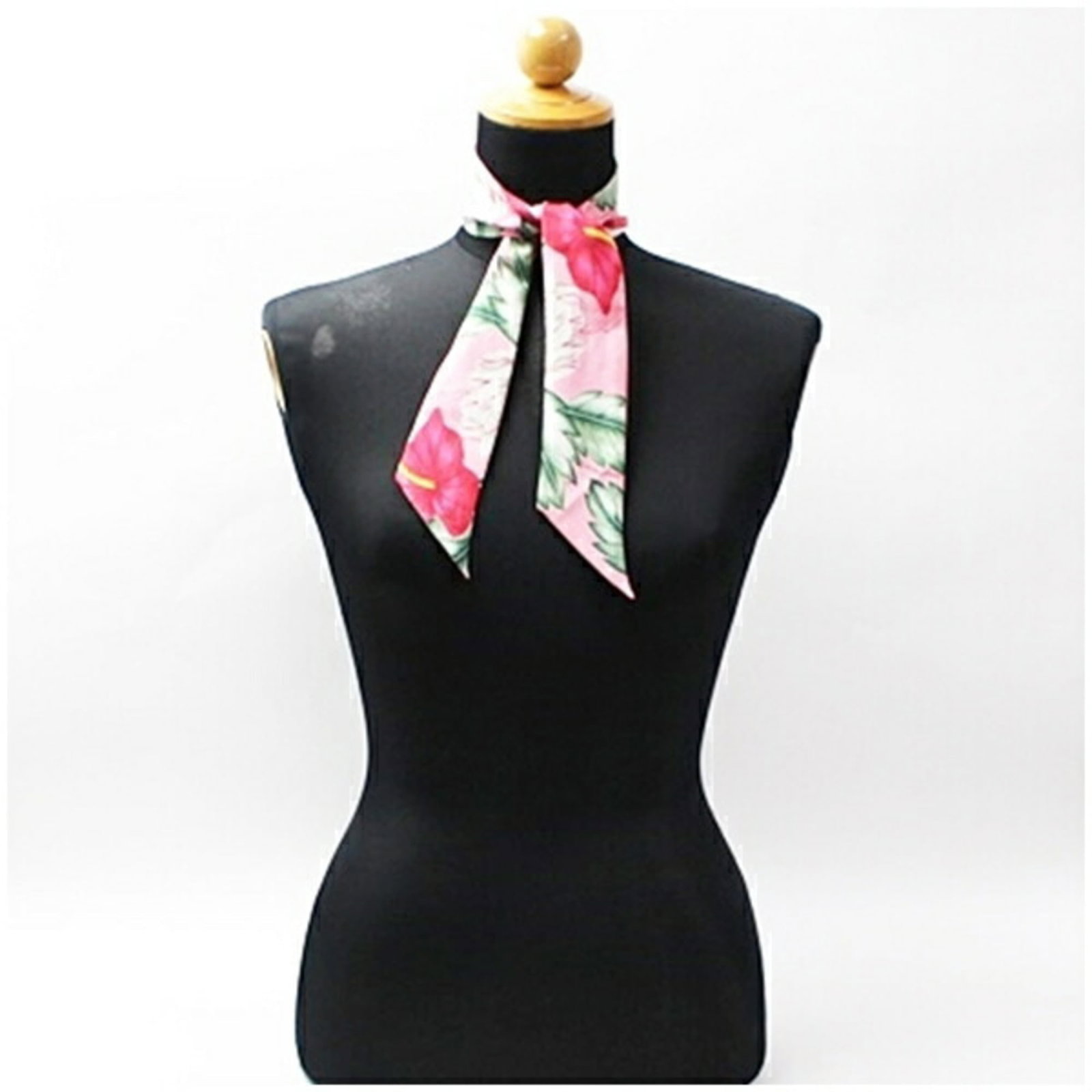 Gucci Scarf: Gucci Scarf Used Gucci Scarf in pink and white. The scarf measures 85cm x 5cm and features traces of usage with scratches and dirt, indicating it has been worn previously. In good condition overall de