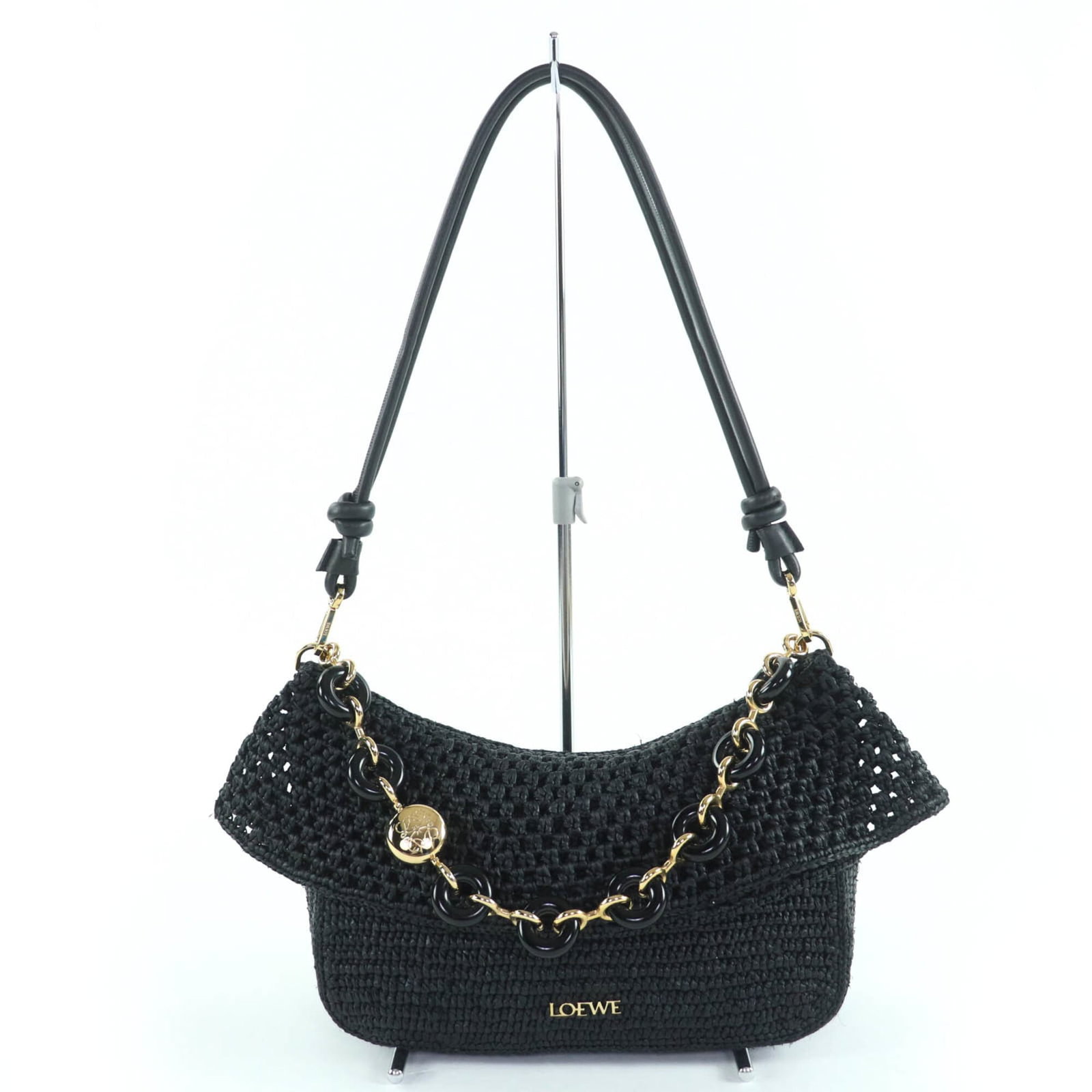 Loewe Handbag Shoulder Bag Raffia Leather: Loewe Handbag Shoulder Bag Raffia Leather The Loewe Handbag Shoulder Bag in Raffia Leather boasts a sleek and sophisticated design, featuring gold hardware and an open closure. Made from high-quality 