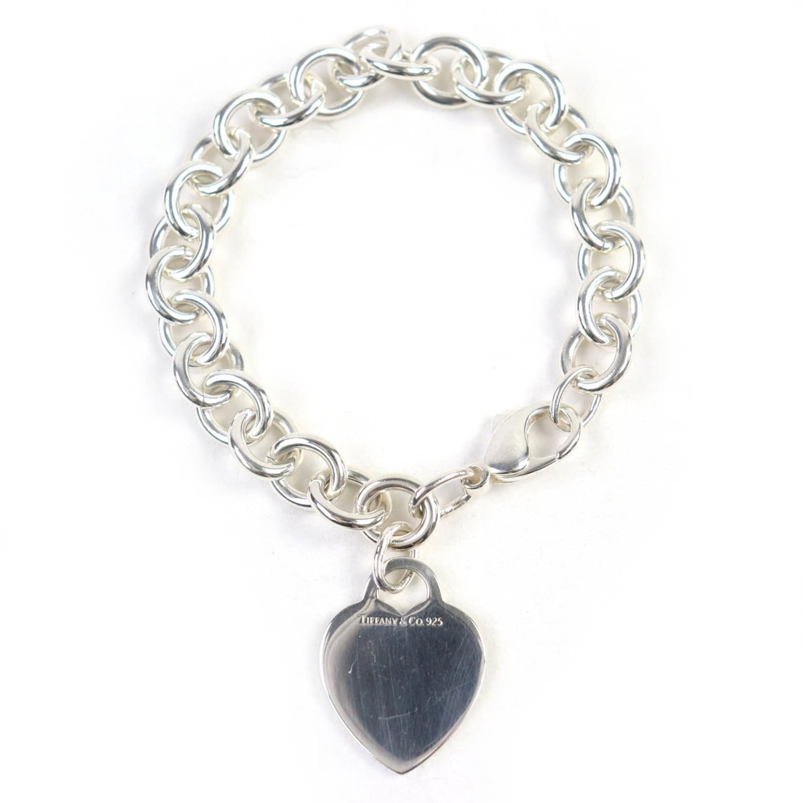 Tiffany Charm Bracelet Silver 925: Tiffany Charm Bracelet Silver 925 Tiffany charm bracelet in silver 925, featuring a delicate design with subtle scratches and minor dirt marks. The overall condition is very good, reflecting its age a