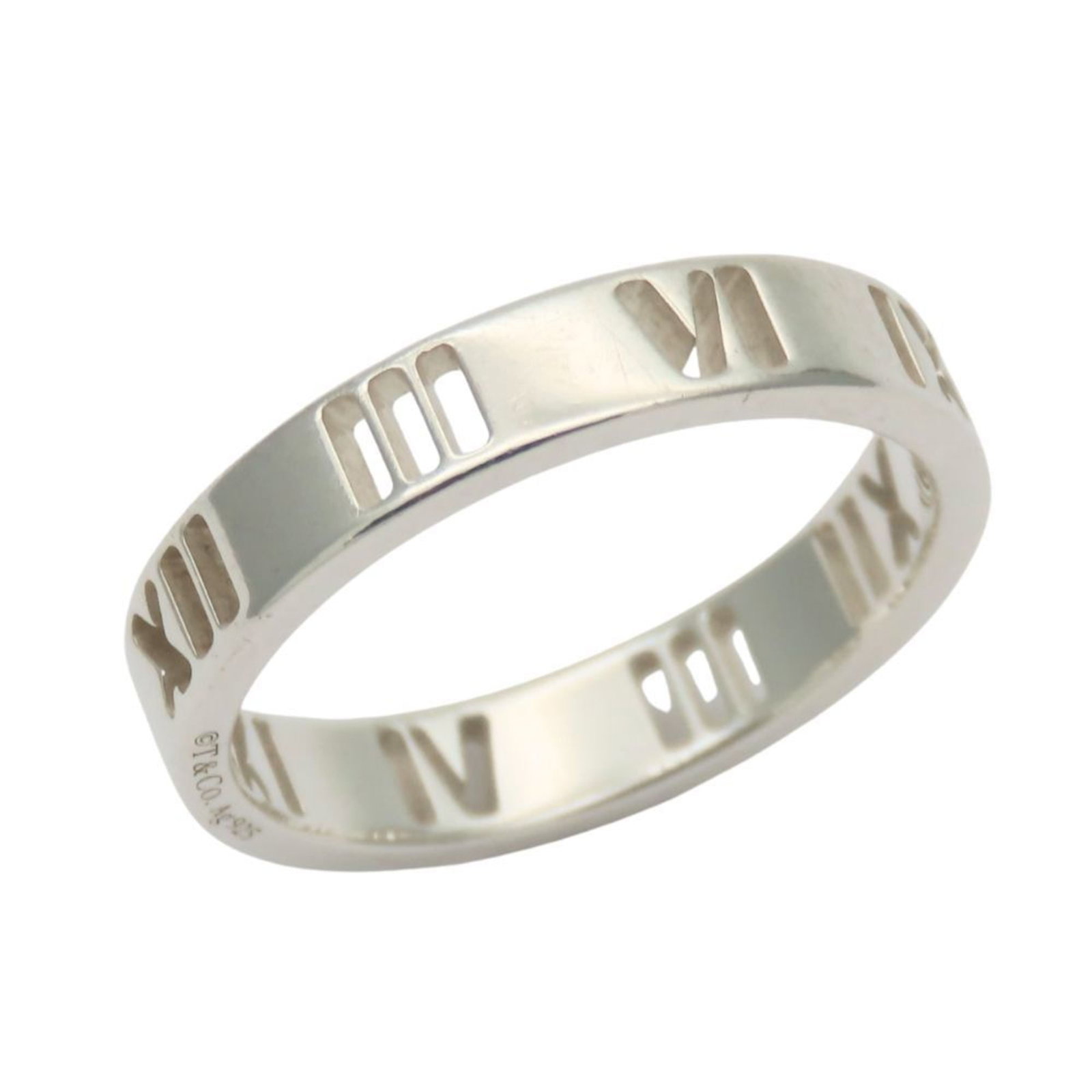 Tiffany Band Ring Silver 925: Tiffany Band Ring Silver 925 Silver 925 band ring from Tiffany features a sleek design. The ring has some traces of usage and minor scratches, with overall good condition despite showing signs of