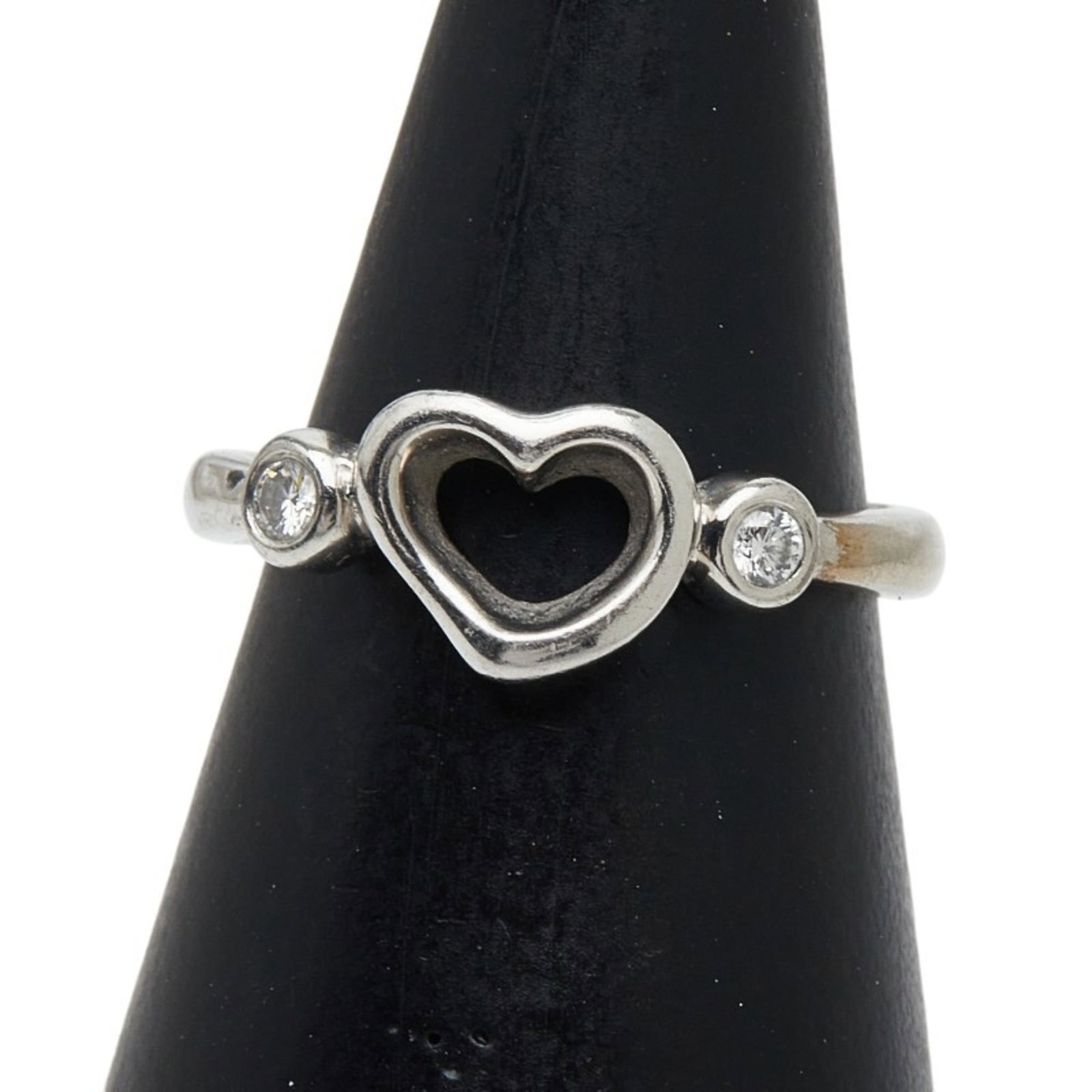 Tiffany Band Ring Platinum 950: Tiffany Band Ring Platinum 950 Tiffany's iconic band ring in platinum 950 features a diamond stone, crafted with timeless elegance. The ring has been well-loved and shows signs of usage, including