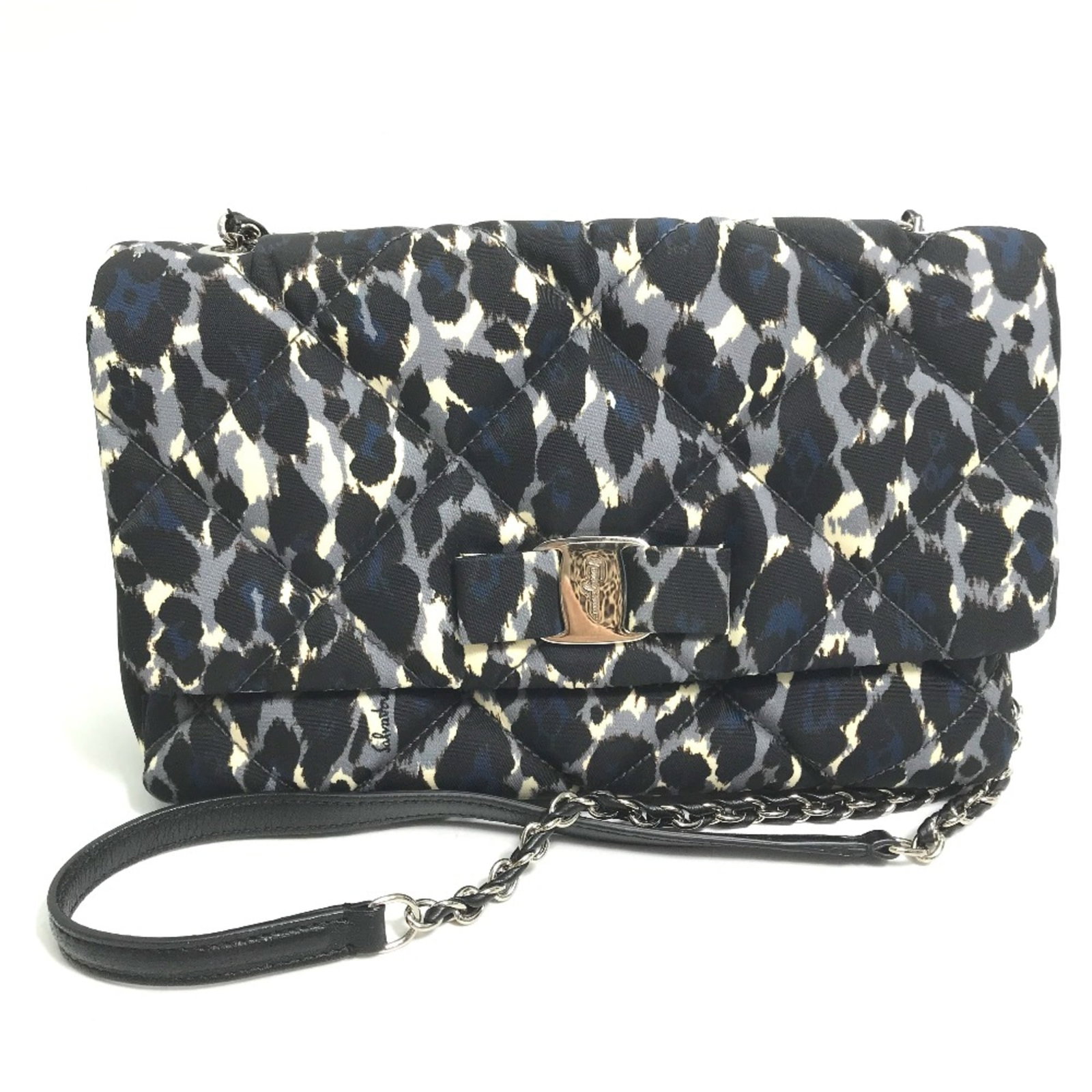 Salvatore Ferragamo Shoulder Bag Other: Salvatore Ferragamo Shoulder Bag Other This Salvatore Ferragamo shoulder bag boasts sleek black design and sturdy construction. Measuring 24cm wide, 16cm high, and 6cm deep, it features a comfortable