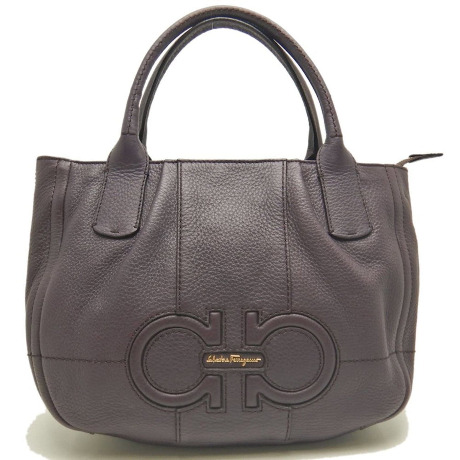 Salvatore Ferragamo Handbag Leather: Salvatore Ferragamo Handbag Leather The Salvatore Ferragamo handbag features rich purple leather and measures 21cm x 34cm x 13cm. With its classic design and durable construction, this used handbag