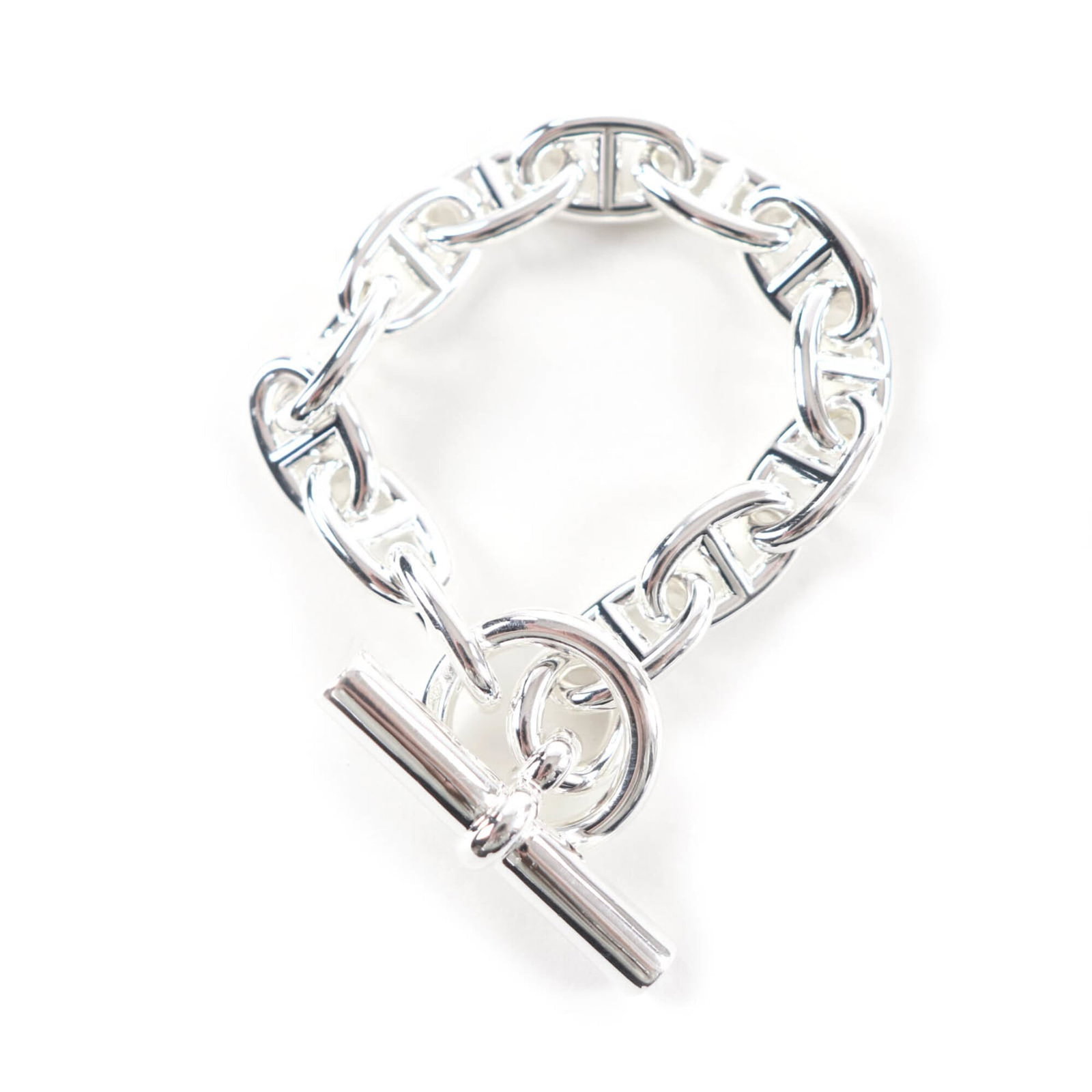 Hermes Charm Bracelet Silver 925: Hermes Charm Bracelet Silver 925 Silver 925 Charm Bracelet from Hermes features a sleek design with a width of 9mm and a total length of 17cm. Made from high-quality silver, this charm bracelet weighs
