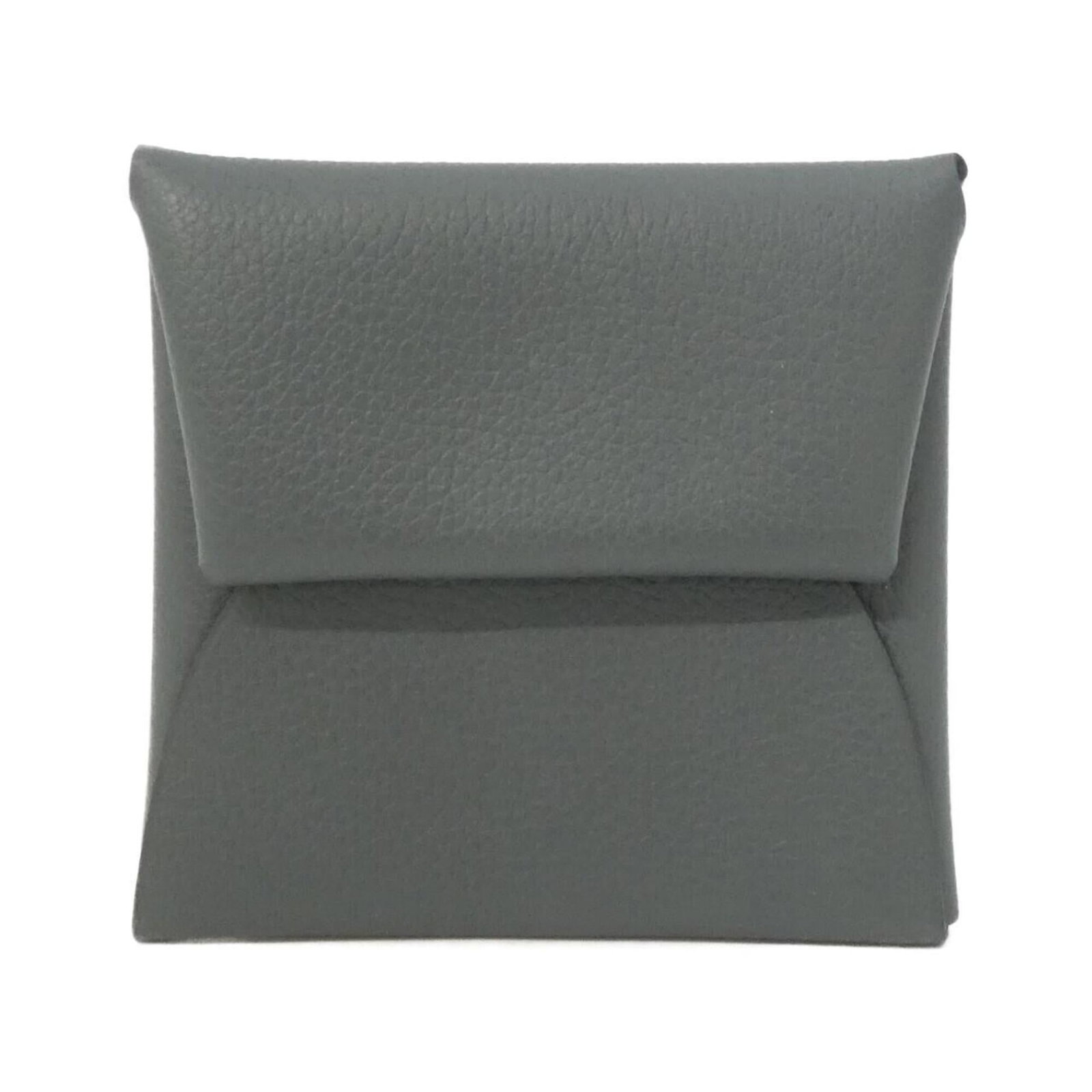 Hermes Coin Purse/Coin Case: Hermes Coin Purse/Coin Case The Hermes Coin Purse/Coin Case boasts sleek design and compact size, making it an ideal accessory for everyday use. Its black finish provides a sophisticated touch, while