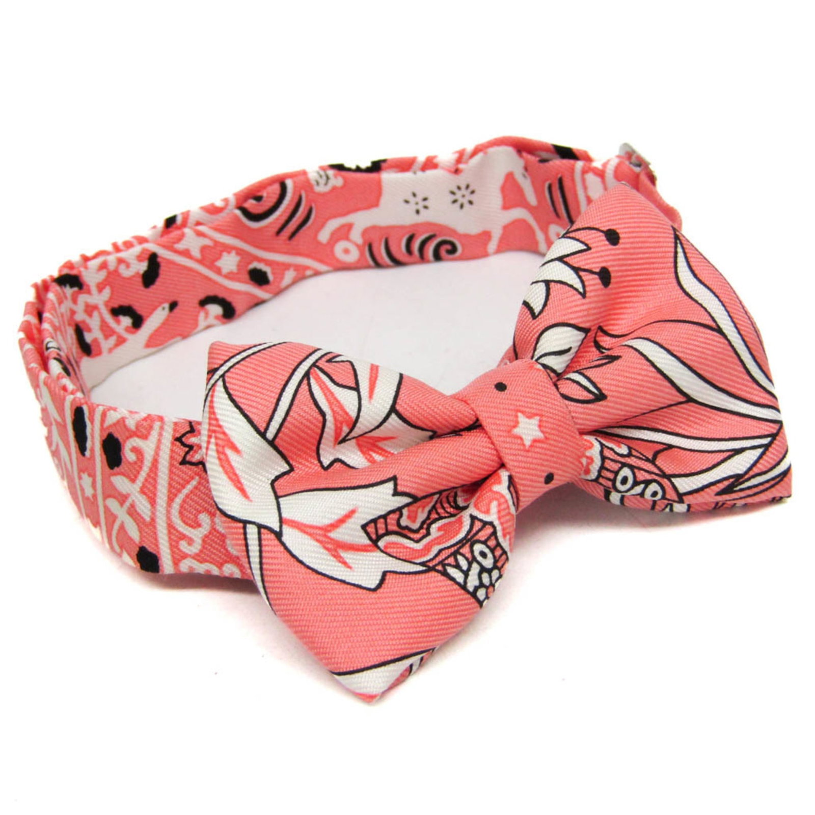 Hermes Bow Tie Silk 100%: Hermes Bow Tie Silk 100% Silk bow tie from Hermes in pink with a subtle floral pattern. Made from 100% silk and measuring 1.7cm wide, this accessory features a classic design with a 40cm neck circumfe