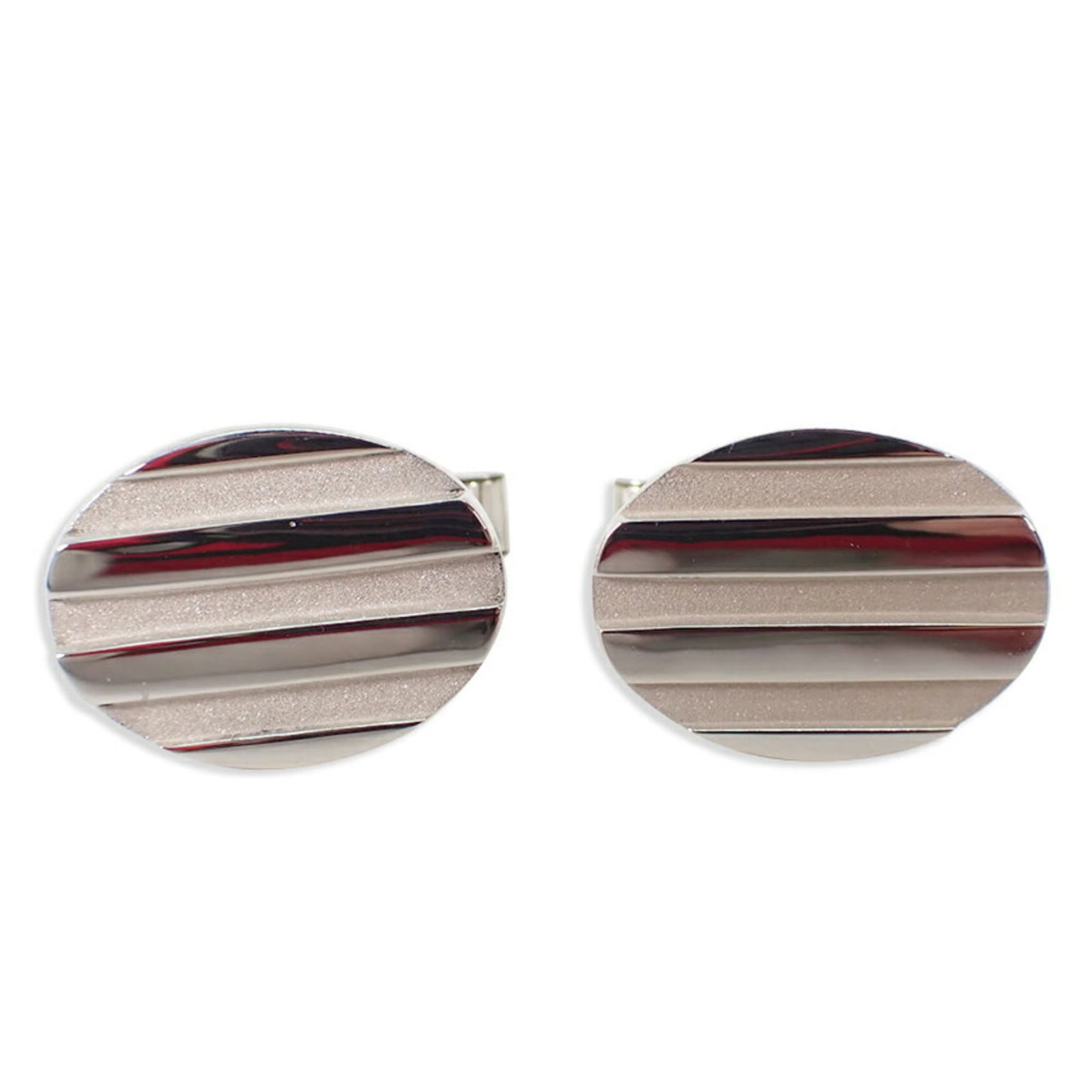 Tiffany Cufflinks Sterling Silver 925: Tiffany Cufflinks Sterling Silver 925 Sterling silver 925 Tiffany cufflinks with a classic design, bearing a few traces of usage and minor scratches. The intricate details remain well-defined despite