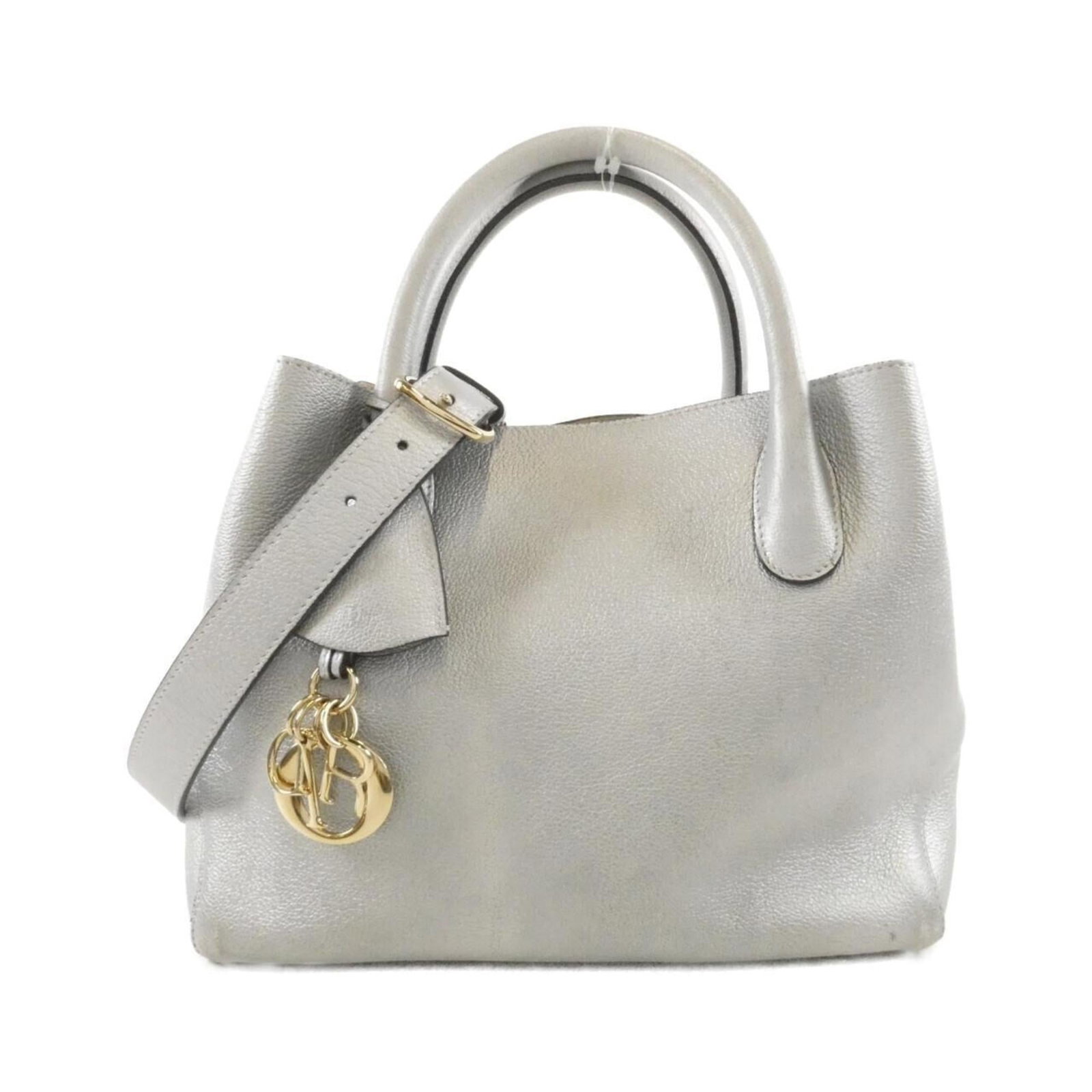 Christian Dior Handbag Leather: Christian Dior Handbag Leather Christian Dior Handbag Leather is a high-quality, used leather handbag with a silver finish. Measuring 20cm x 25cm x 16cm, this classic design features a durable and