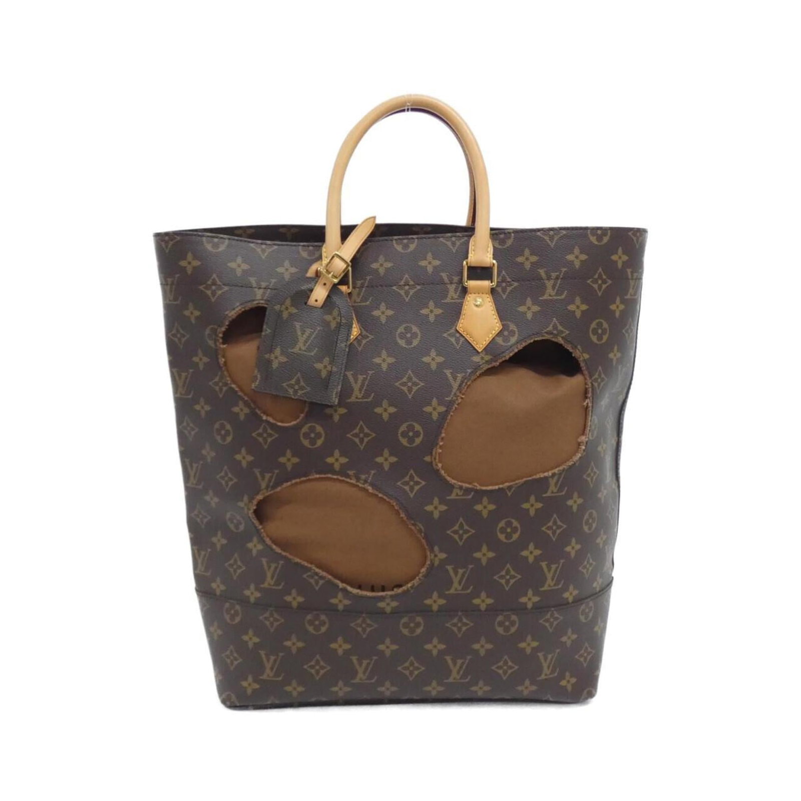 Louis Vuitton Handbag Coated Canvas: Louis Vuitton Handbag Coated Canvas The Louis Vuitton Handbag Coated Canvas boasts a timeless design with its gold hardware and marron color. With a few traces of usage visible, this pre-owned handbag
