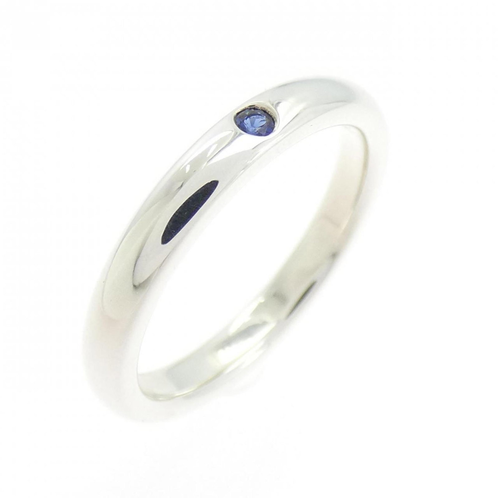 Tiffany Band Ring Silver 925: Tiffany Band Ring Silver 925 Silver 925 Tiffany band ring with a beautiful sapphire stone, offering a touch of elegance to any outfit. The ring features a slim profile and a comfortable us size 5 fit,