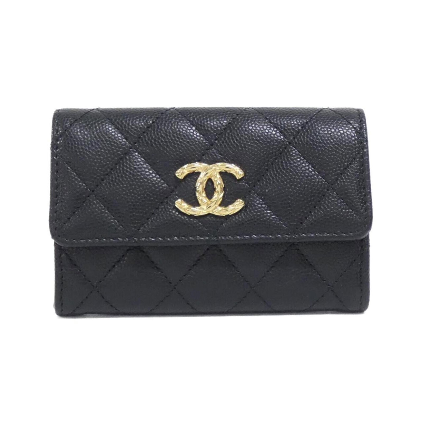 Chanel Card Case Grained Calfskin: Chanel Card Case Grained Calfskin This Chanel card case features grained calfskin in black, showcasing a classic design with subtle scratches and minor dirt marks from previous use. The condition is v