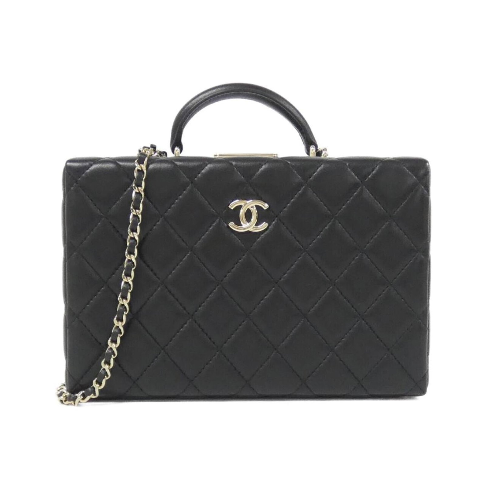 Chanel Handbag Leather: Chanel Handbag Leather The Chanel Handbag Leather features a classic black lambskin design with a few traces of usage visible. Despite some scratches and dirt, the overall condition remains very good.