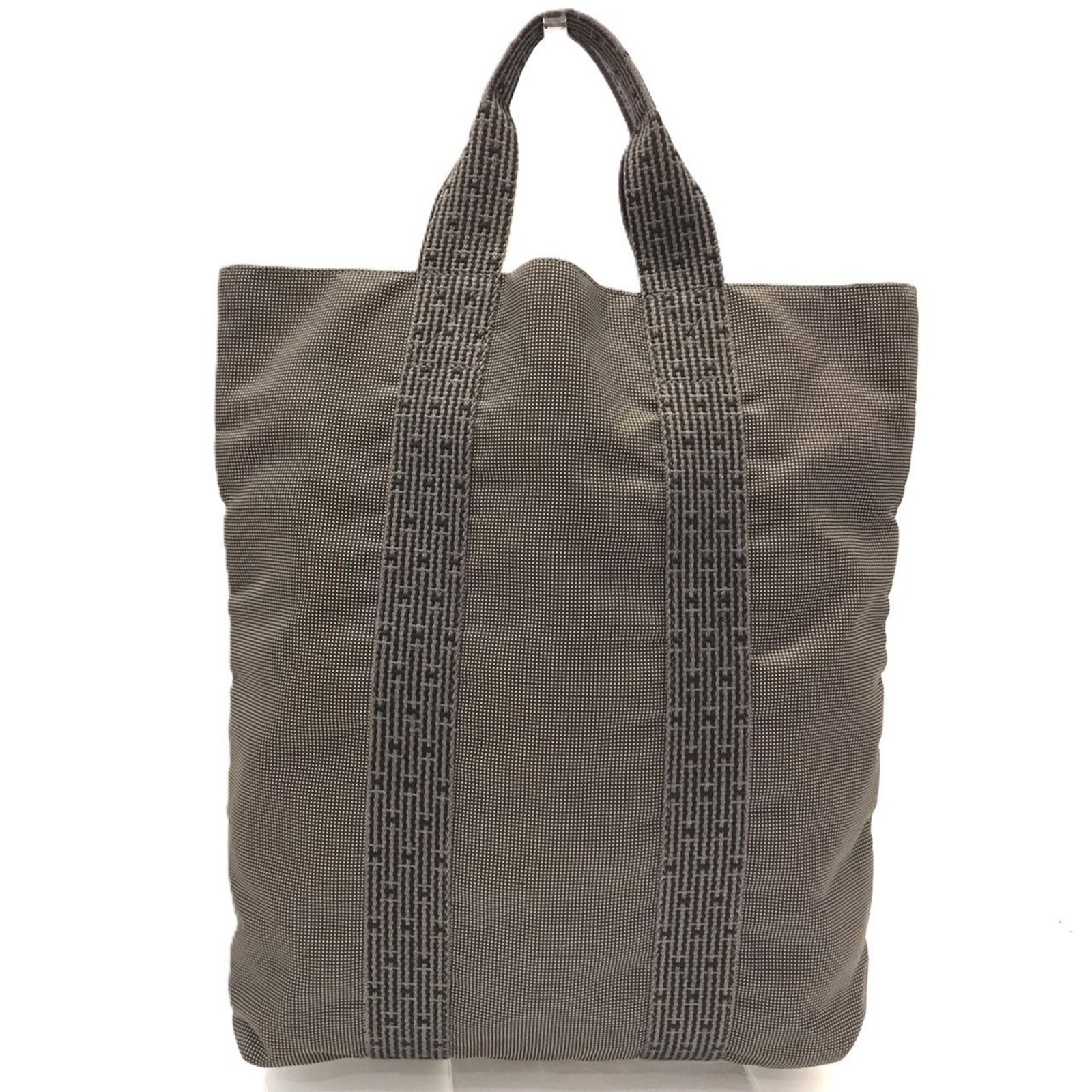 Hermes Handbag Tote Bag Nylon Canvas: Hermes Handbag Tote Bag Nylon Canvas The Hermes Handbag Tote Bag Nylon Canvas features a durable nylon canvas material and a sturdy zipper closure. With its classic gray color and compact size, this t